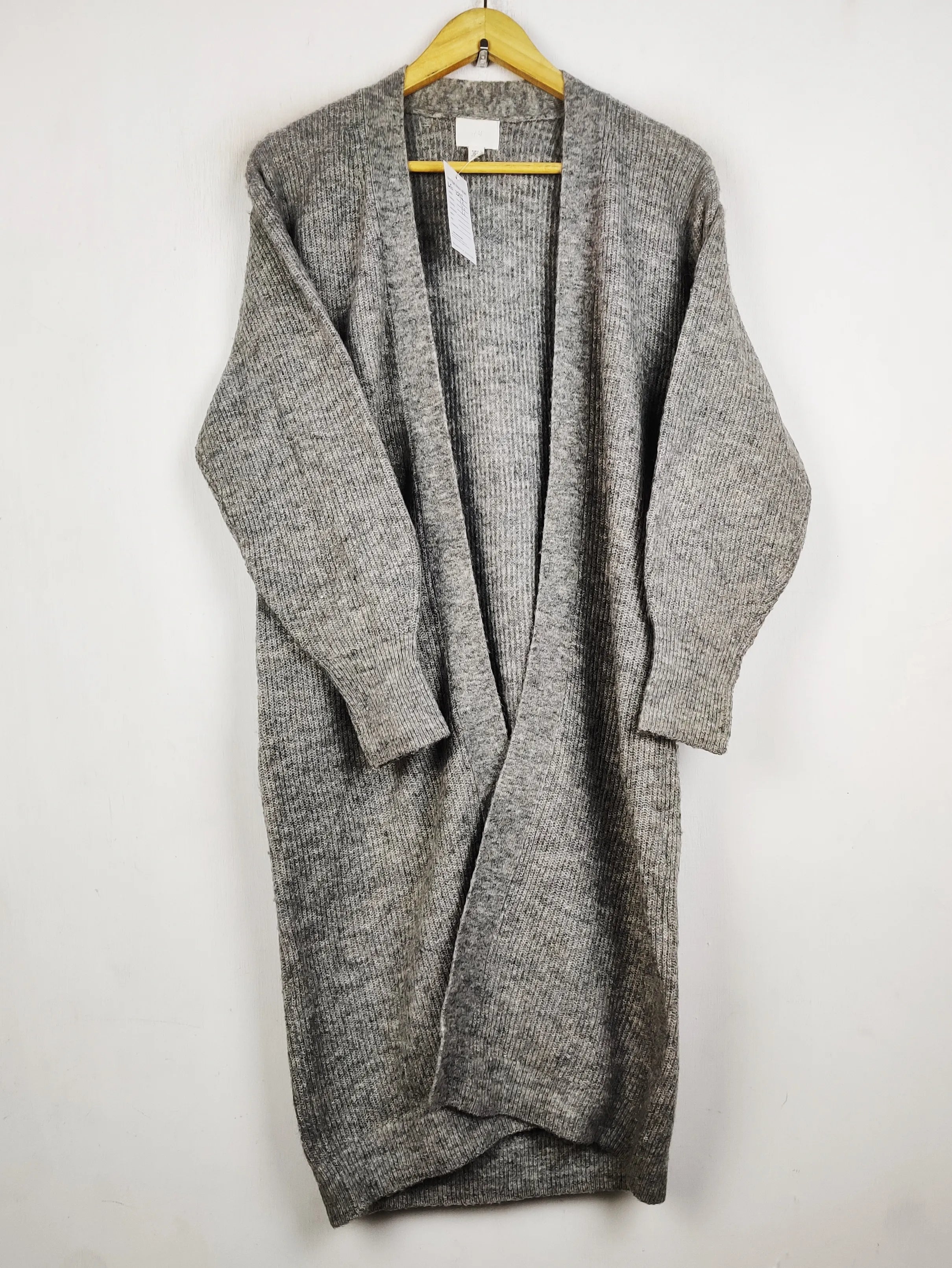 Buy online pre-used pre-loved 100% authentic & Original branded H&M (LC-7592) available in Pakistan. Top international brands avilable.