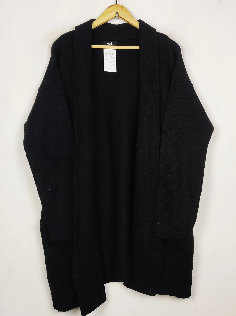 Buy online pre-used pre-loved 100% authentic & Original branded Wallis (LC-7625) available in Pakistan. Top international brands avilable.