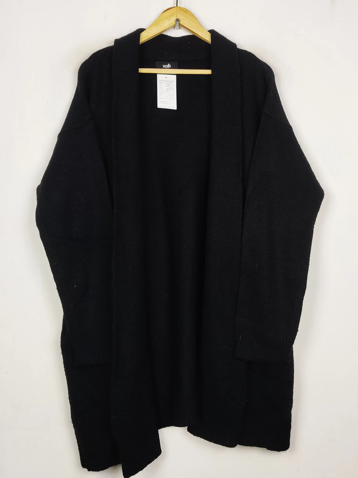 Buy online pre-used pre-loved 100% authentic & Original branded Wallis (LC-7625) available in Pakistan. Top international brands avilable.