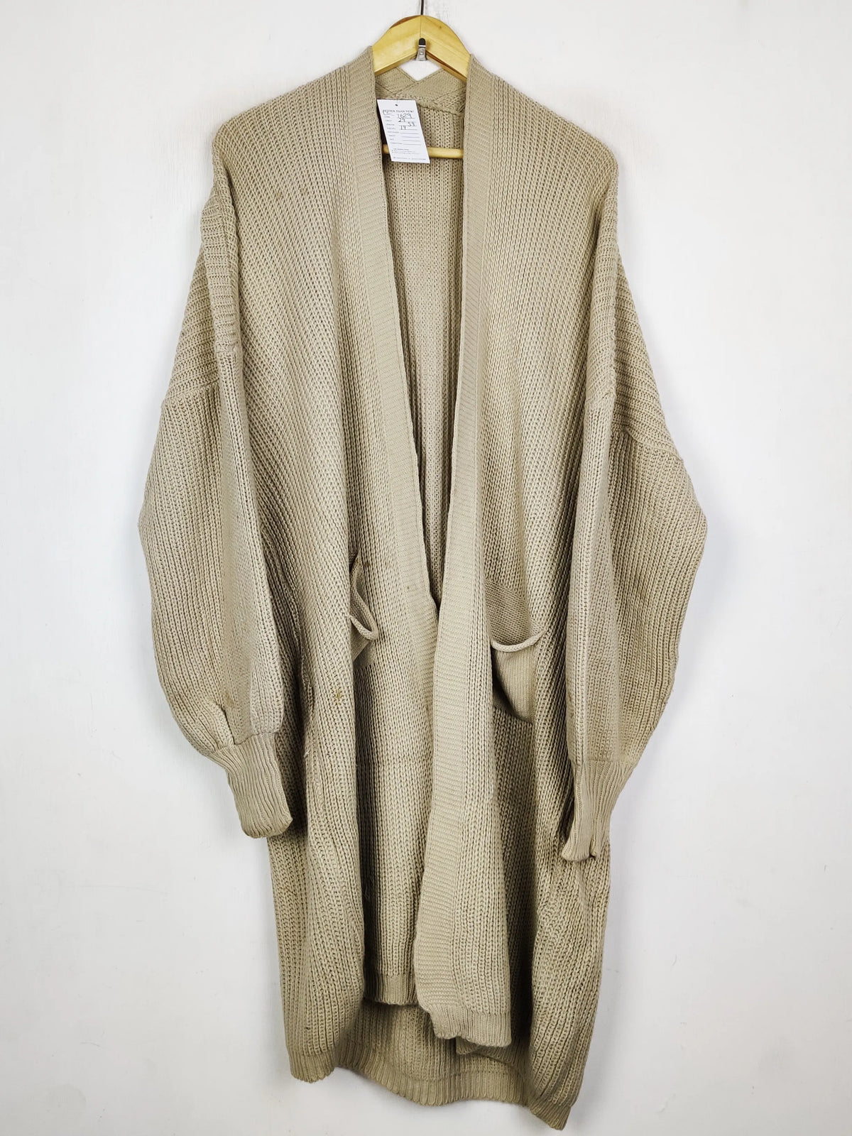 Buy online pre-used pre-loved 100% authentic & Original branded Unknown Brand (LC-7629) available in Pakistan. Top international brands avilable.