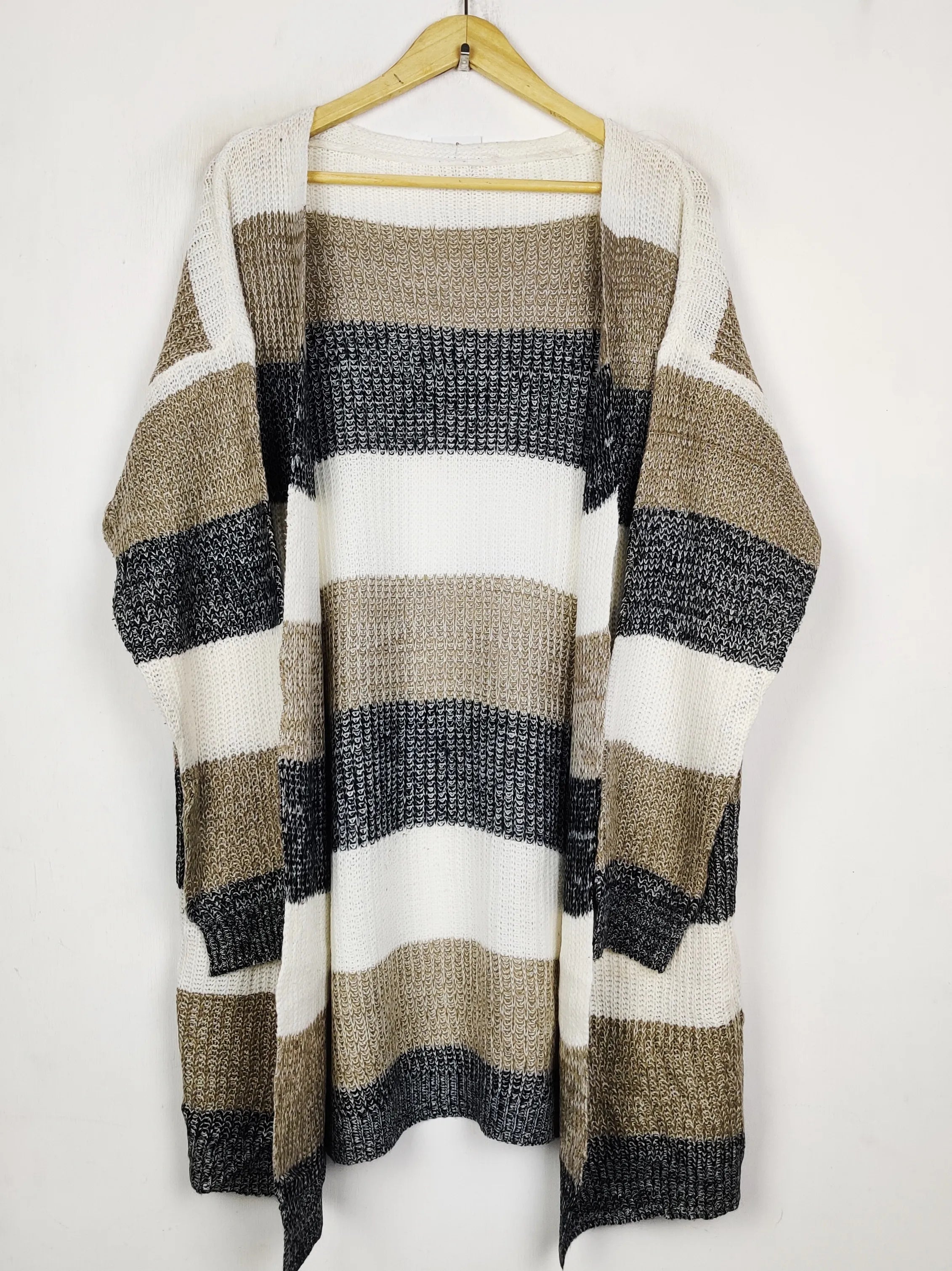 Buy online pre-used pre-loved 100% authentic & Original branded Unknown Brand (LC-7637) available in Pakistan. Top international brands avilable.
