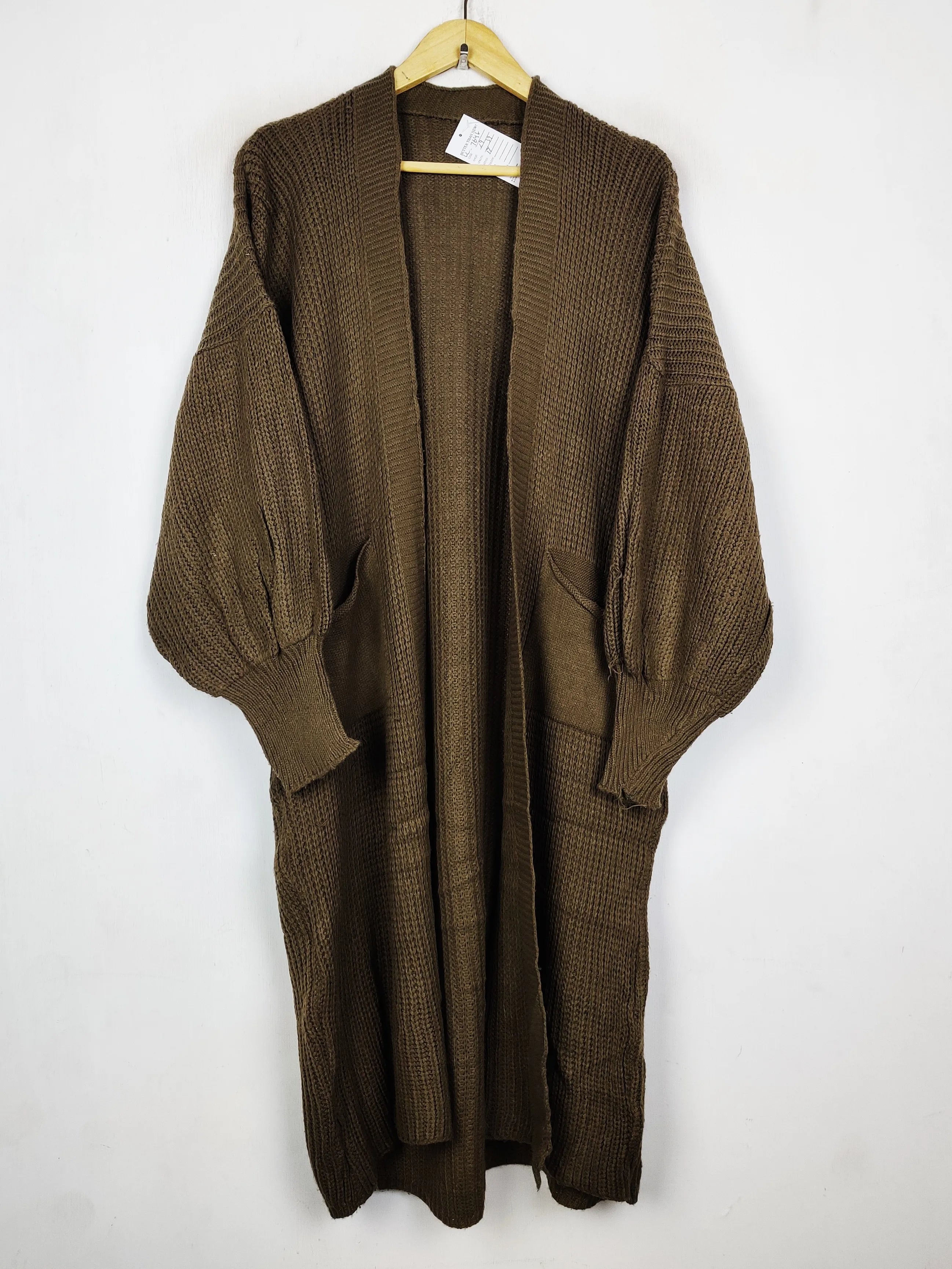 Buy online pre-used pre-loved 100% authentic & Original branded Unknown Brand (LC-7641) available in Pakistan. Top international brands avilable.