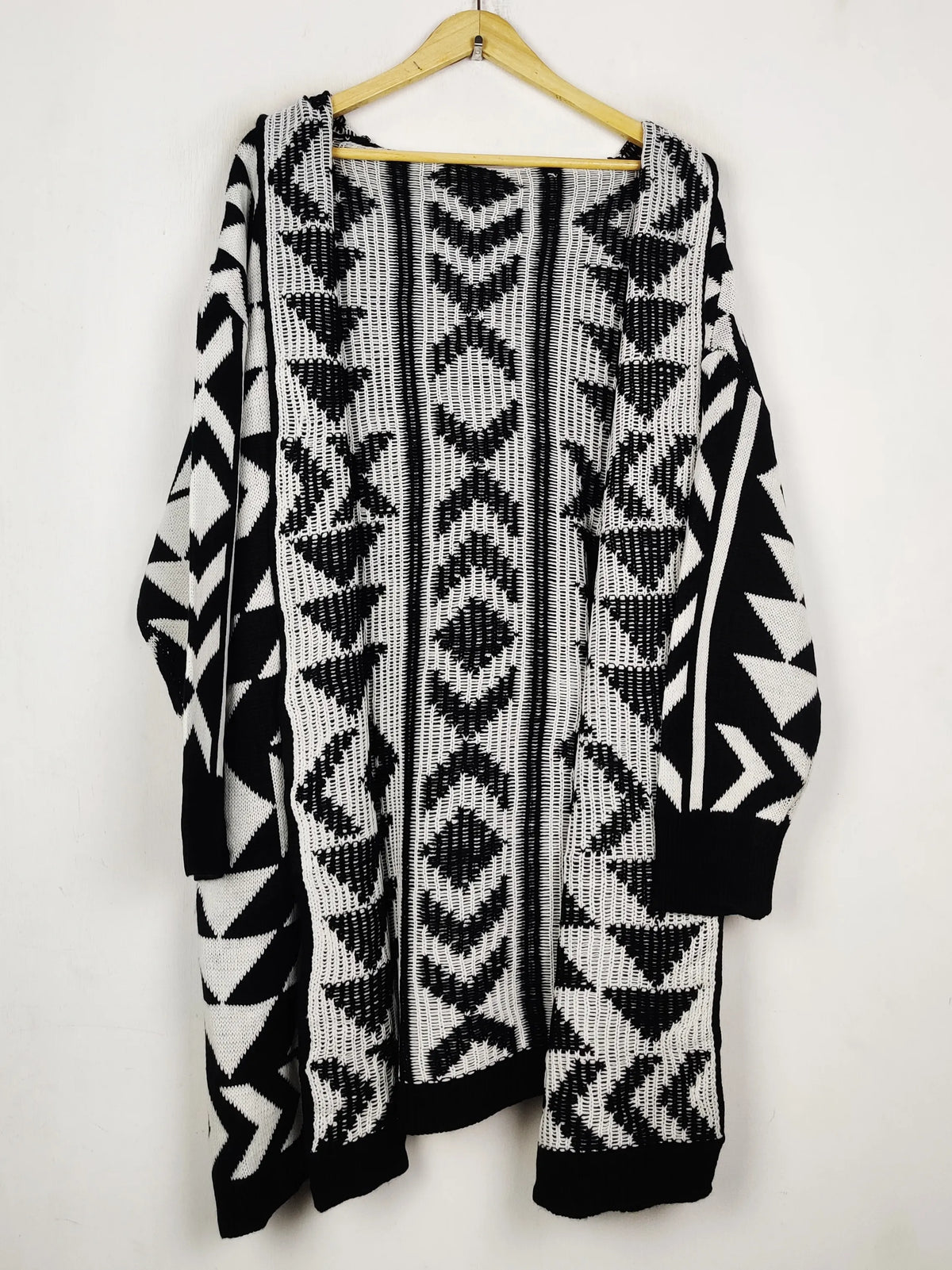 Buy online pre-used pre-loved 100% authentic & Original branded Unknown Brand (LC-7643) available in Pakistan. Top international brands avilable.