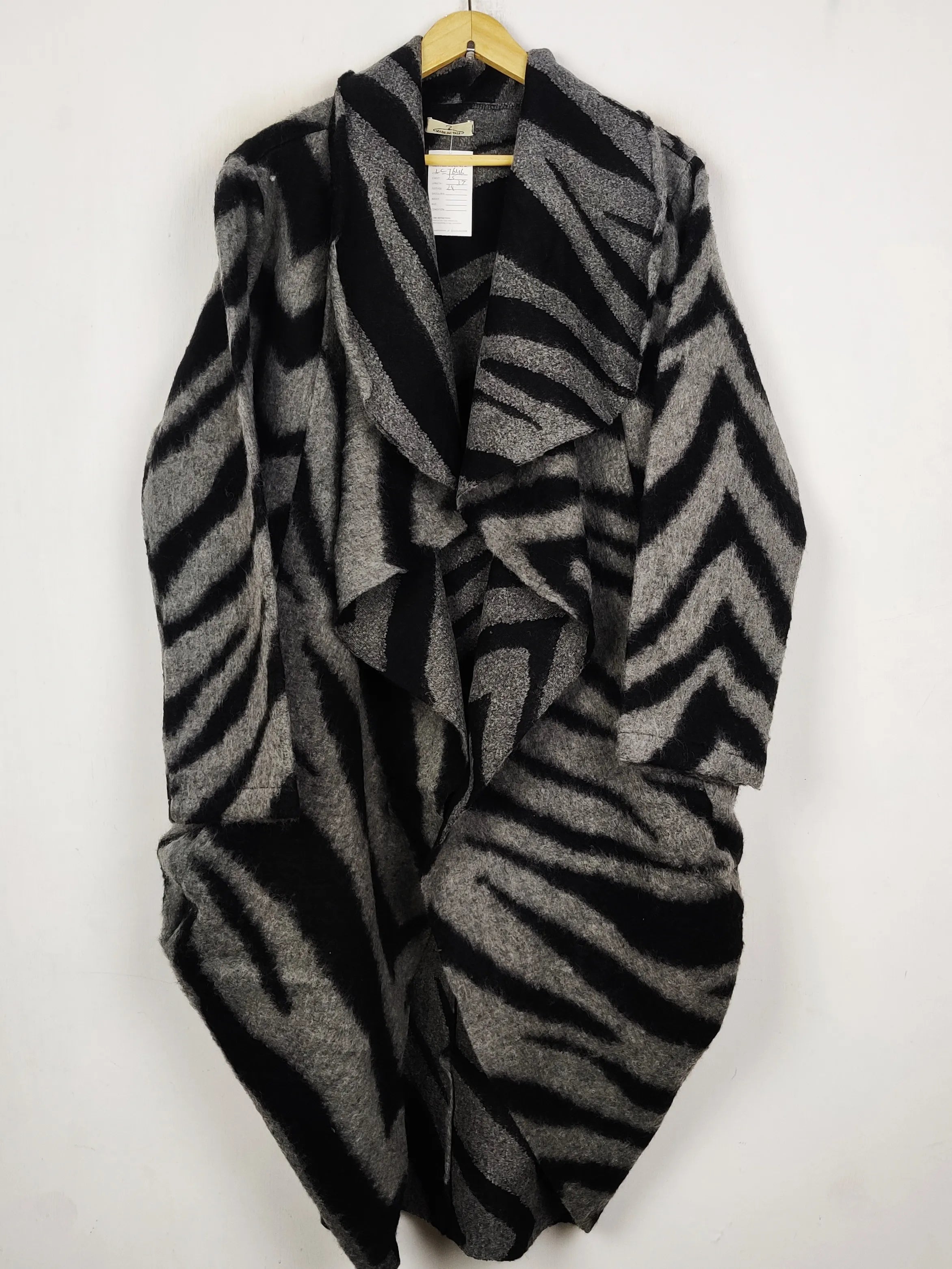 Buy online pre-used pre-loved 100% authentic & Original branded Unknown Brand (LC-7646) available in Pakistan. Top international brands avilable.