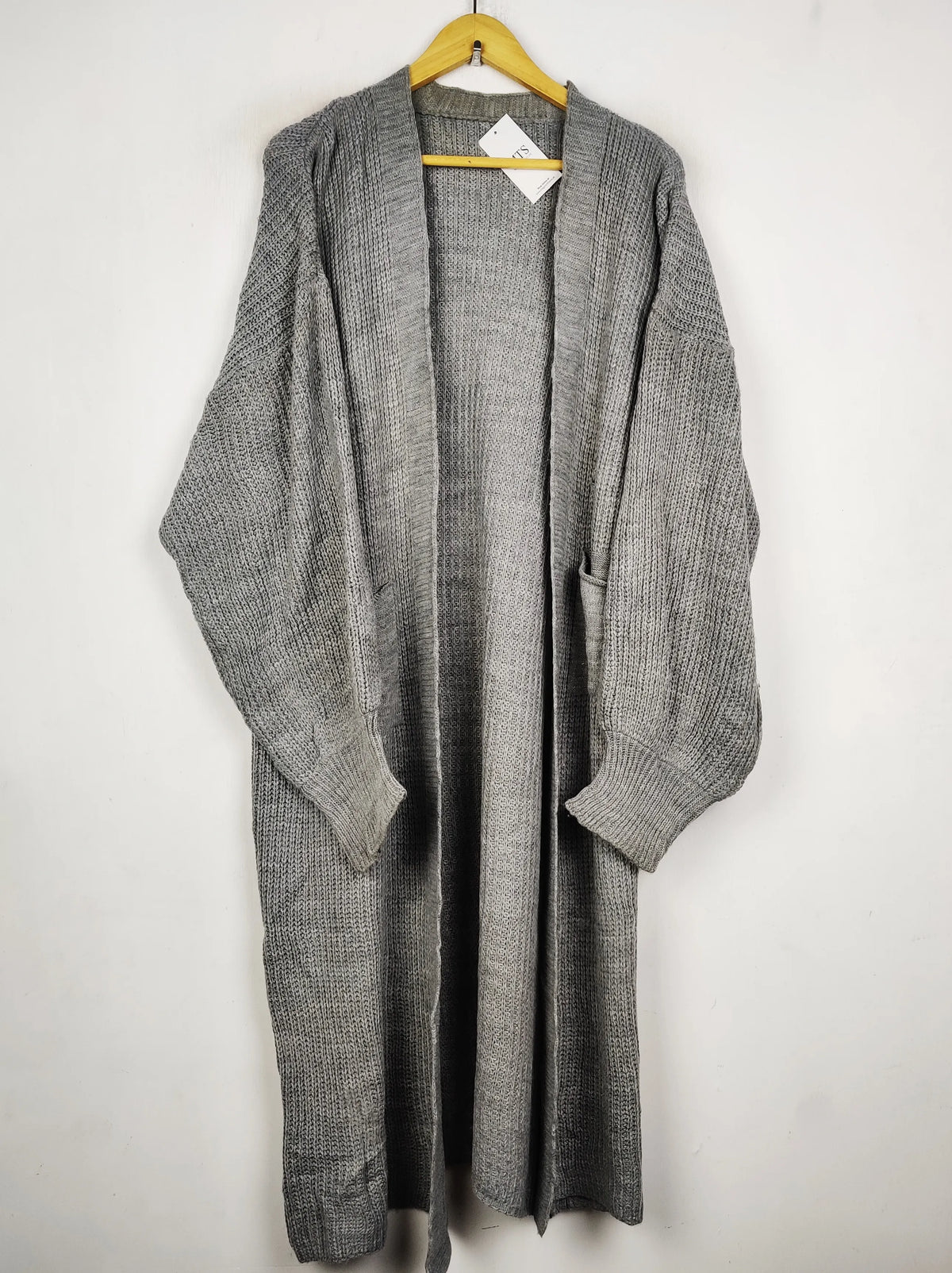 Buy online pre-used pre-loved 100% authentic & Original branded Unknown Brand (LC-7660) available in Pakistan. Top international brands avilable.