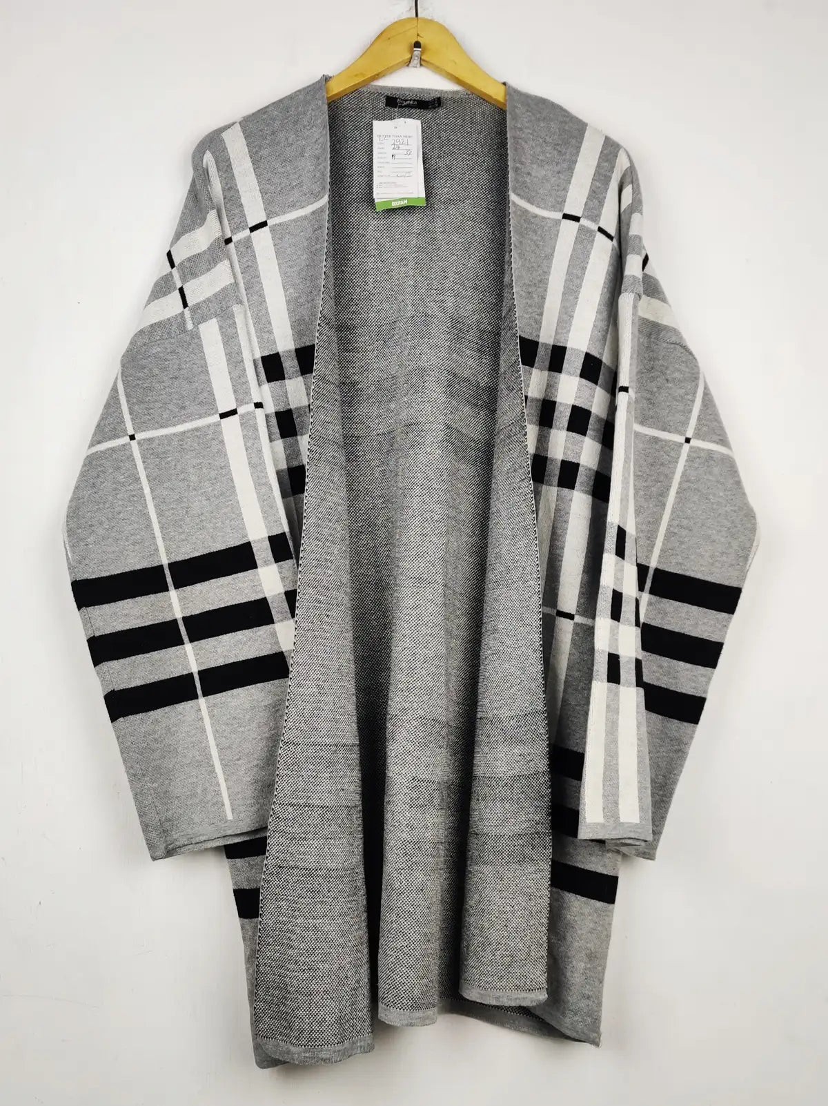 Buy online pre-used pre-loved 100% authentic & Original branded Bershka (LC-7921) available in Pakistan. Top international brands avilable.