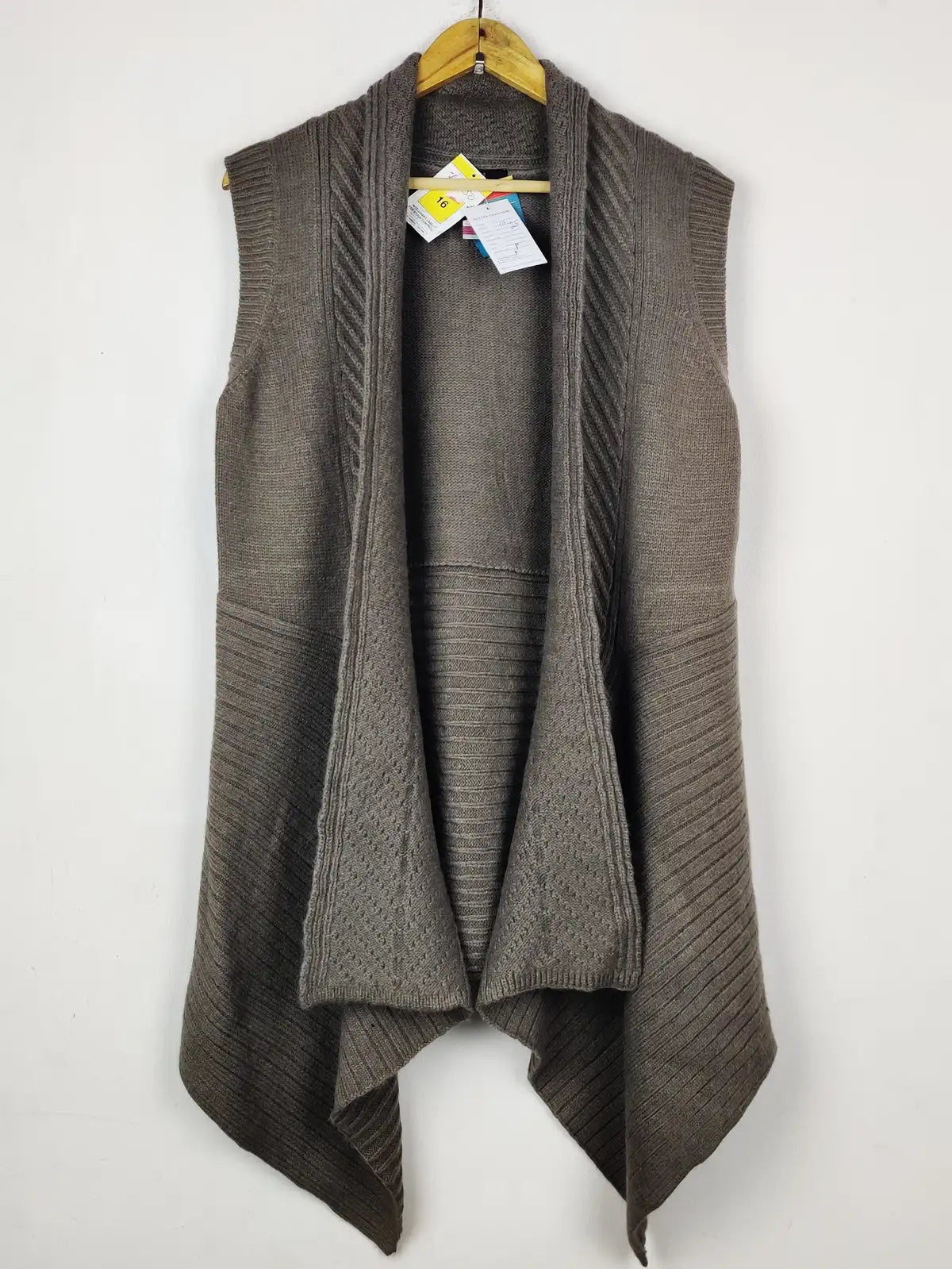 Buy online pre-used pre-loved 100% authentic & Original branded Marks & Spencer (LC-8026) available in Pakistan. Top international brands avilable.