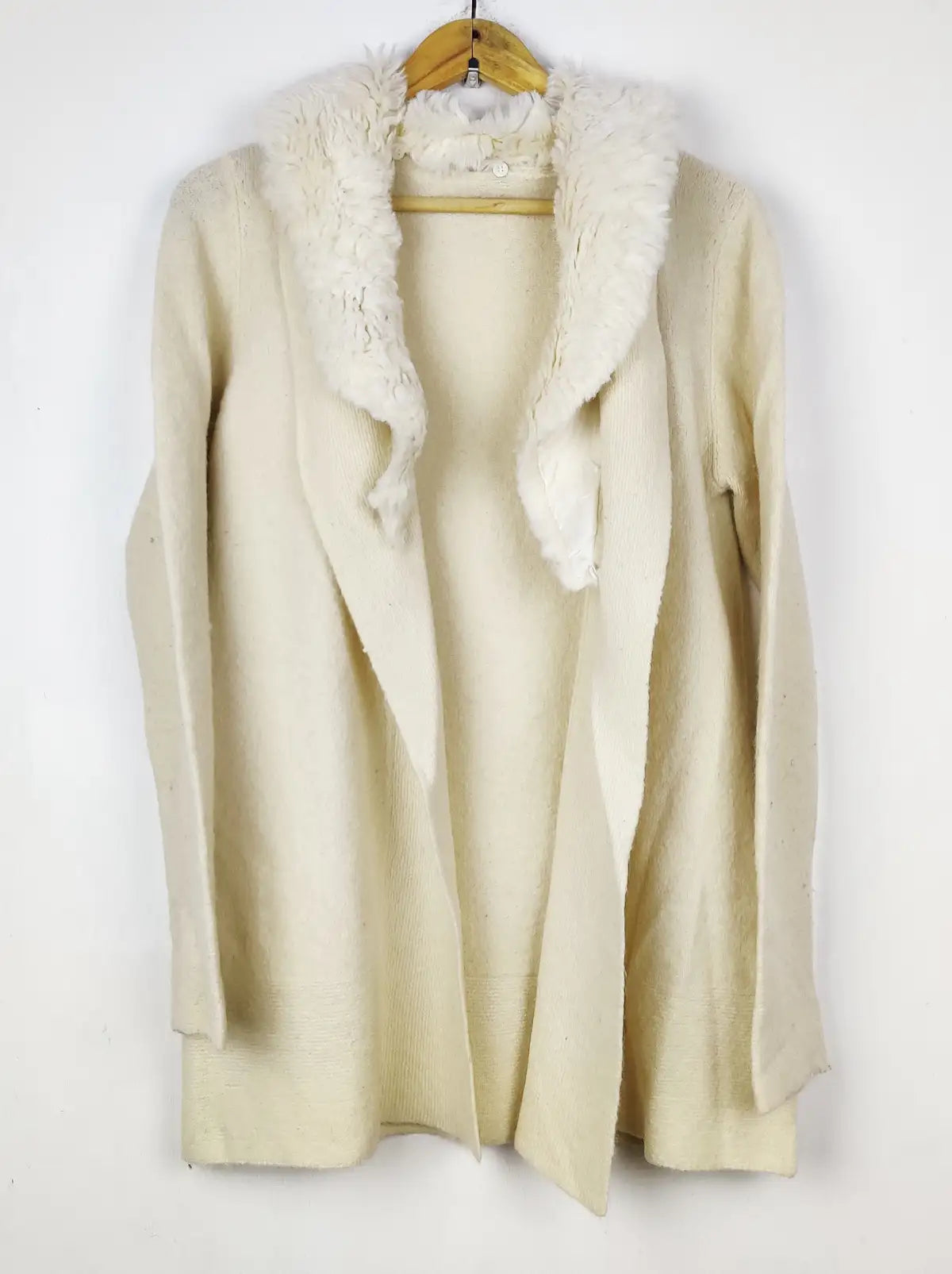 Buy online pre-used pre-loved 100% authentic & Original branded Oasis (LC-8036) available in Pakistan. Top international brands avilable.