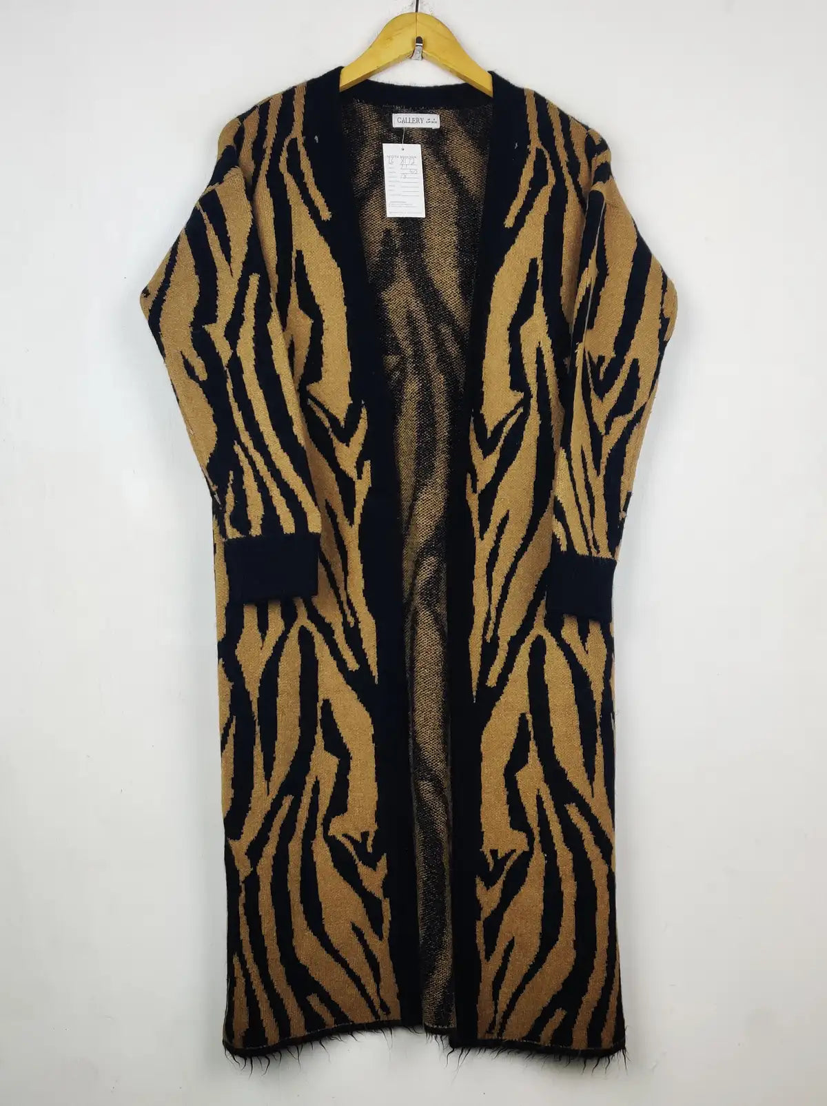 Buy online pre-used pre-loved 100% authentic & Original branded Gallery (LC-8172) available in Pakistan. Top international brands avilable.