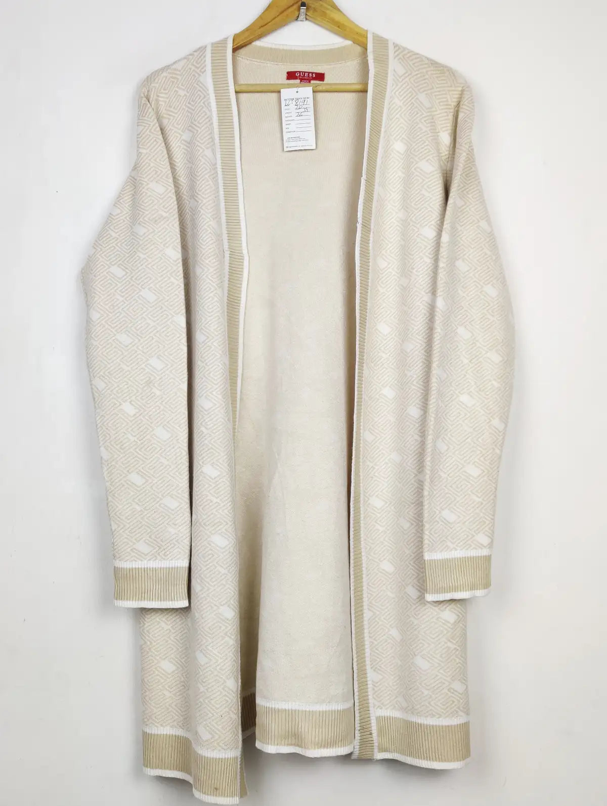 Buy online pre-used pre-loved 100% authentic & Original branded Guess (LC-8191) available in Pakistan. Top international brands avilable.