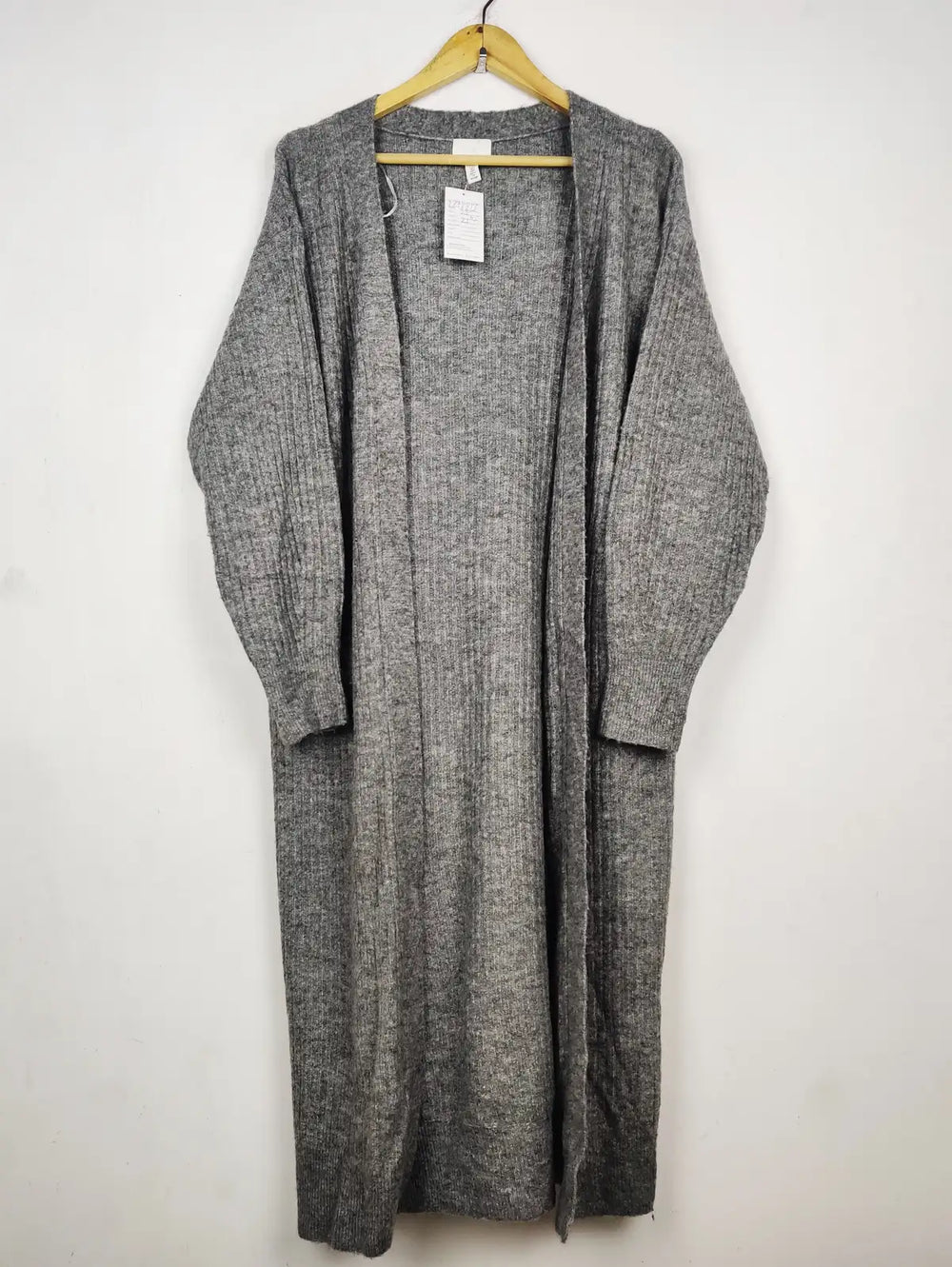 Buy online pre-used pre-loved 100% authentic & Original branded H&M (LC-8212) available in Pakistan. Top international brands avilable.