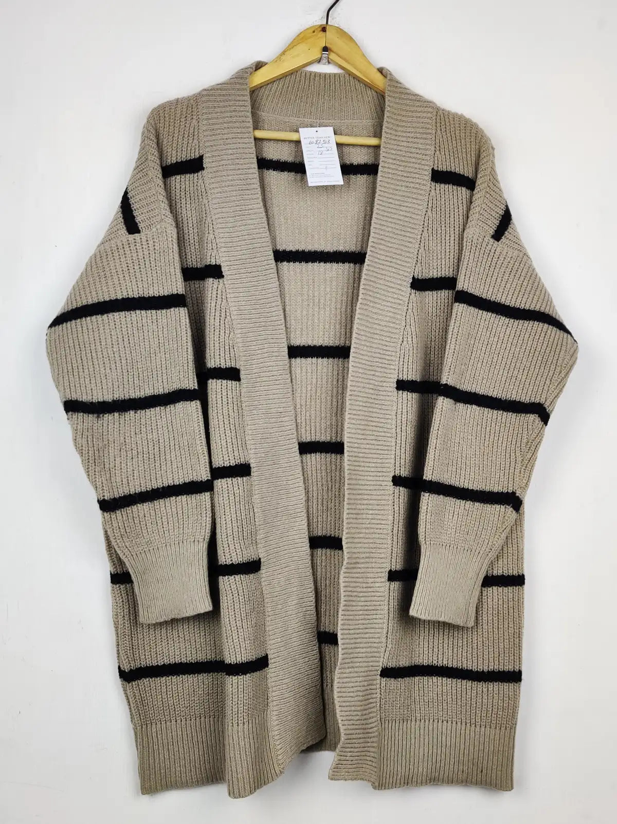 Buy online pre-used pre-loved 100% authentic & Original branded Unknown Brand (LC-8253) available in Pakistan. Top international brands avilable.