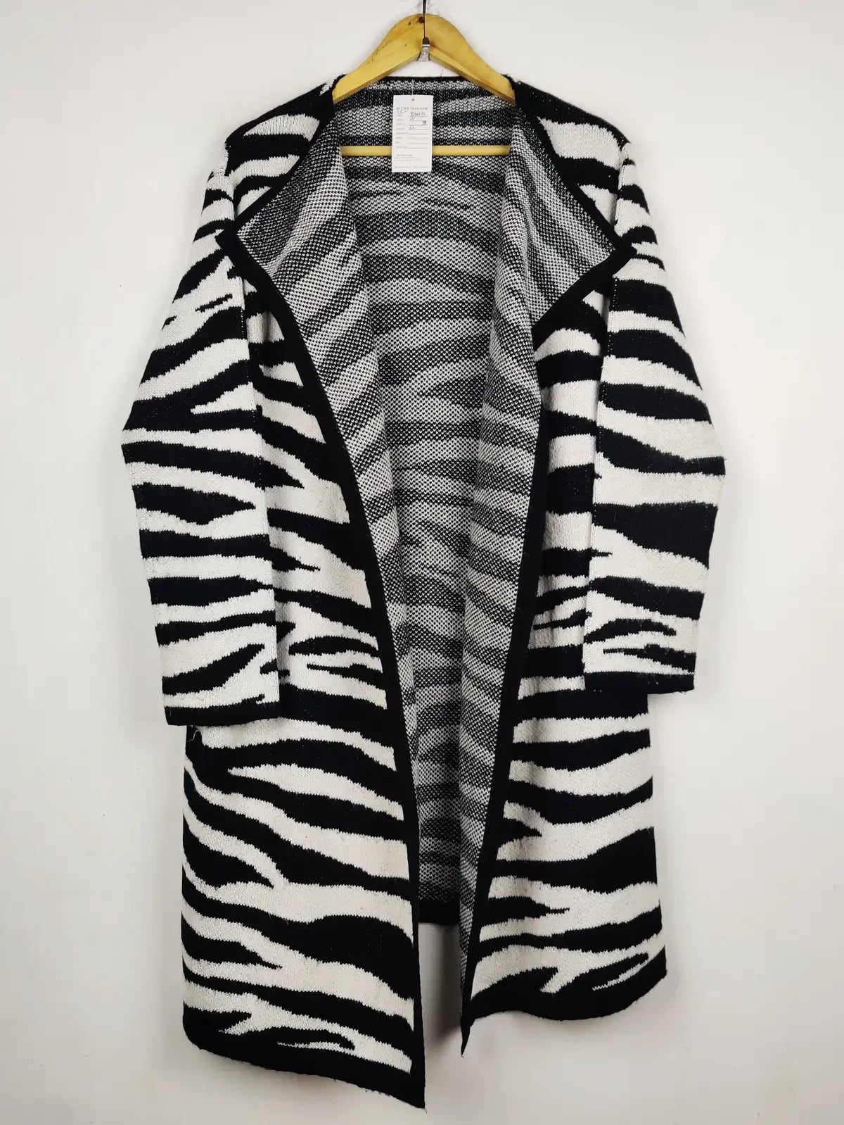 Buy online pre-used pre-loved 100% authentic & Original branded Unknown Brand (LC-8600) available in Pakistan. Top international brands avilable.