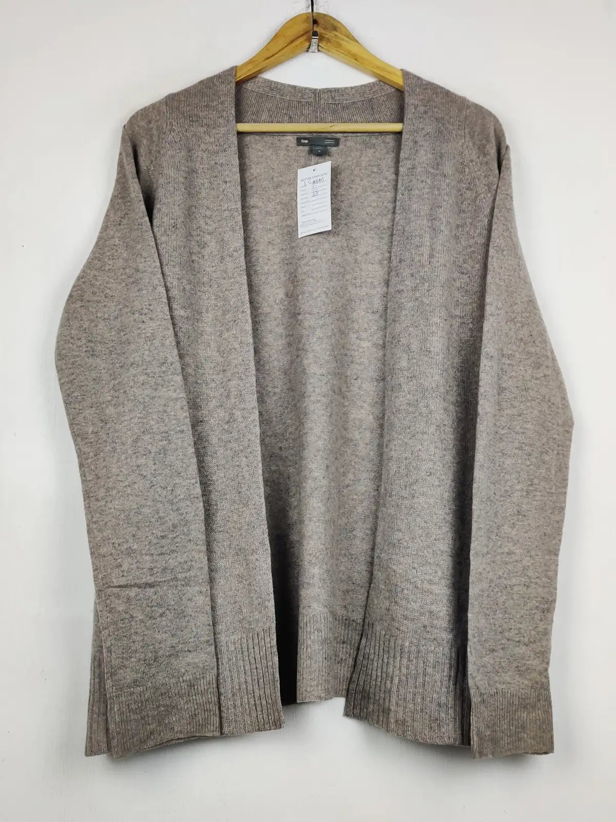 Buy online pre-used pre-loved 100% authentic & Original branded Gap (LC-8661) available in Pakistan. Top international brands avilable.