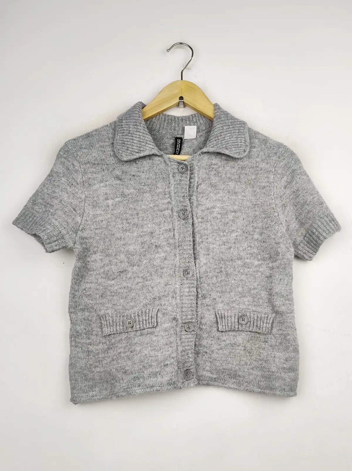 Buy online pre-used pre-loved 100% authentic & Original branded H&M (LS-10366) available in Pakistan. Top international brands avilable.