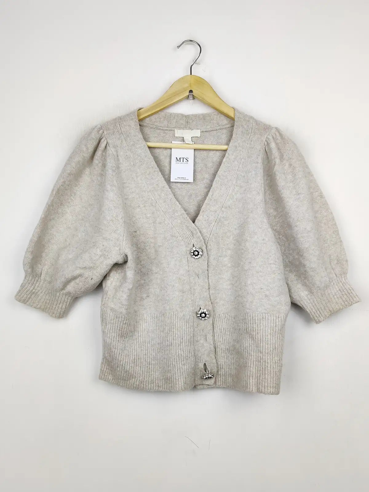 Buy online pre-used pre-loved 100% authentic & Original branded H&M (LS-11054) available in Pakistan. Top international brands avilable.