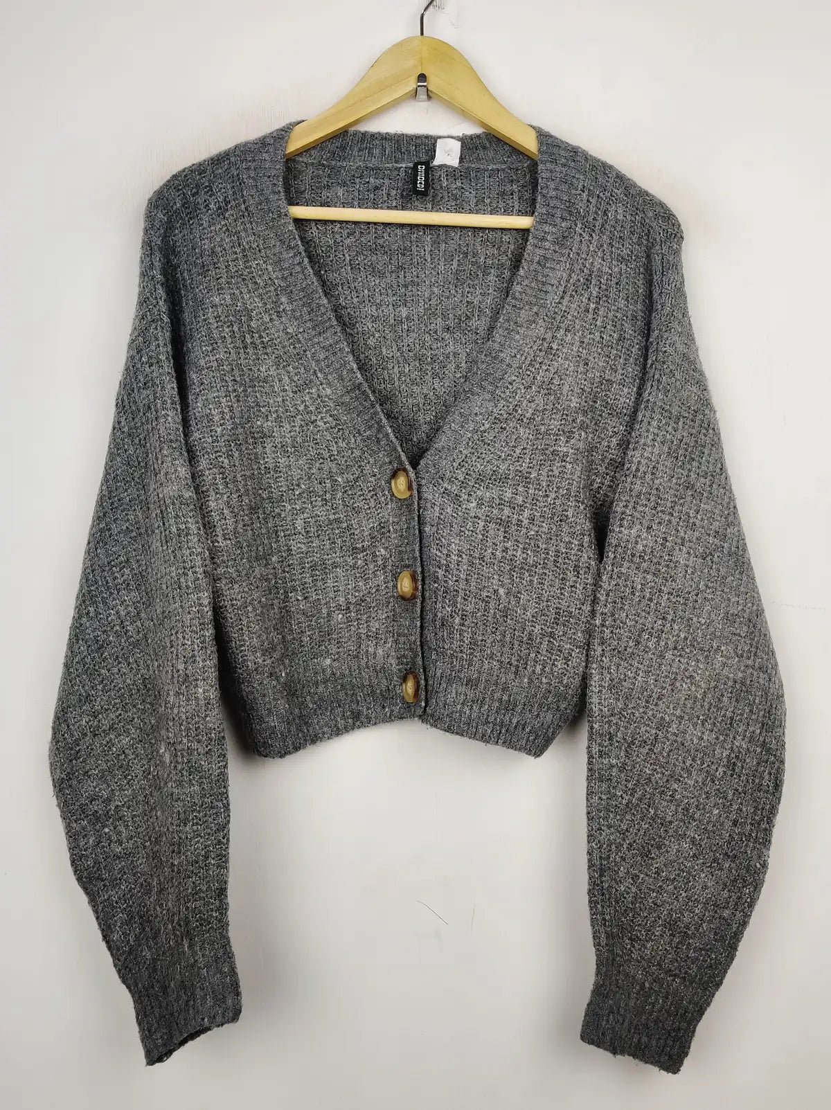 Buy online pre-used pre-loved 100% authentic & Original branded H&M (LS-11172) available in Pakistan. Top international brands avilable.