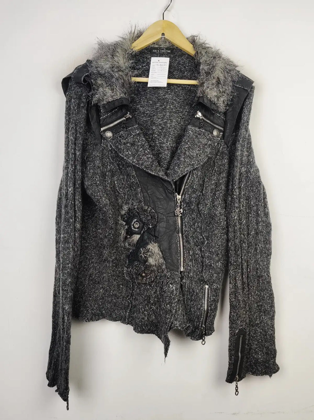 Buy online pre-used pre-loved 100% authentic & Original branded Unknown Brand (LS-11685) available in Pakistan. Top international brands avilable.