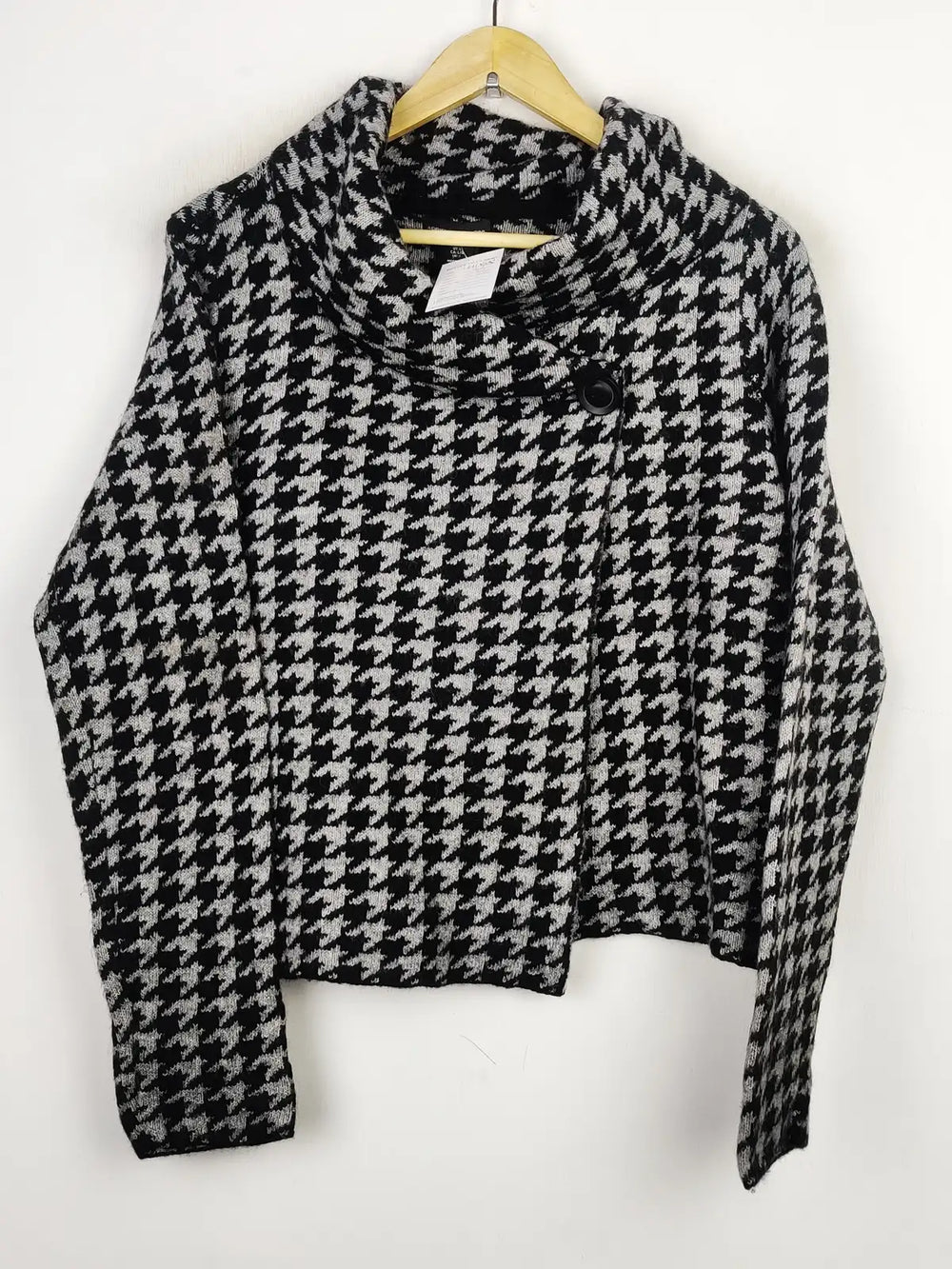 Buy online pre-used pre-loved 100% authentic & Original branded Adrienne Vittadini (LS-11815) available in Pakistan. Top international brands avilable.