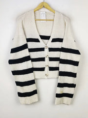 Buy online pre-used pre-loved 100% authentic & Original branded Pull&Bear (LS-12349) available in Pakistan. Top international brands avilable.