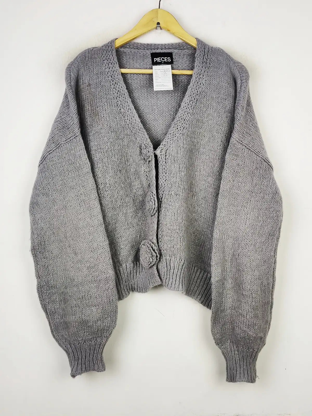 Buy online pre-used pre-loved 100% authentic & Original branded Pieces (LS-12817) available in Pakistan. Top international brands avilable.