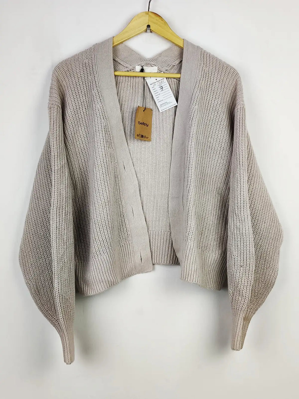 Buy online pre-used pre-loved 100% authentic & Original branded H&M (LS-13297) available in Pakistan. Top international brands avilable.