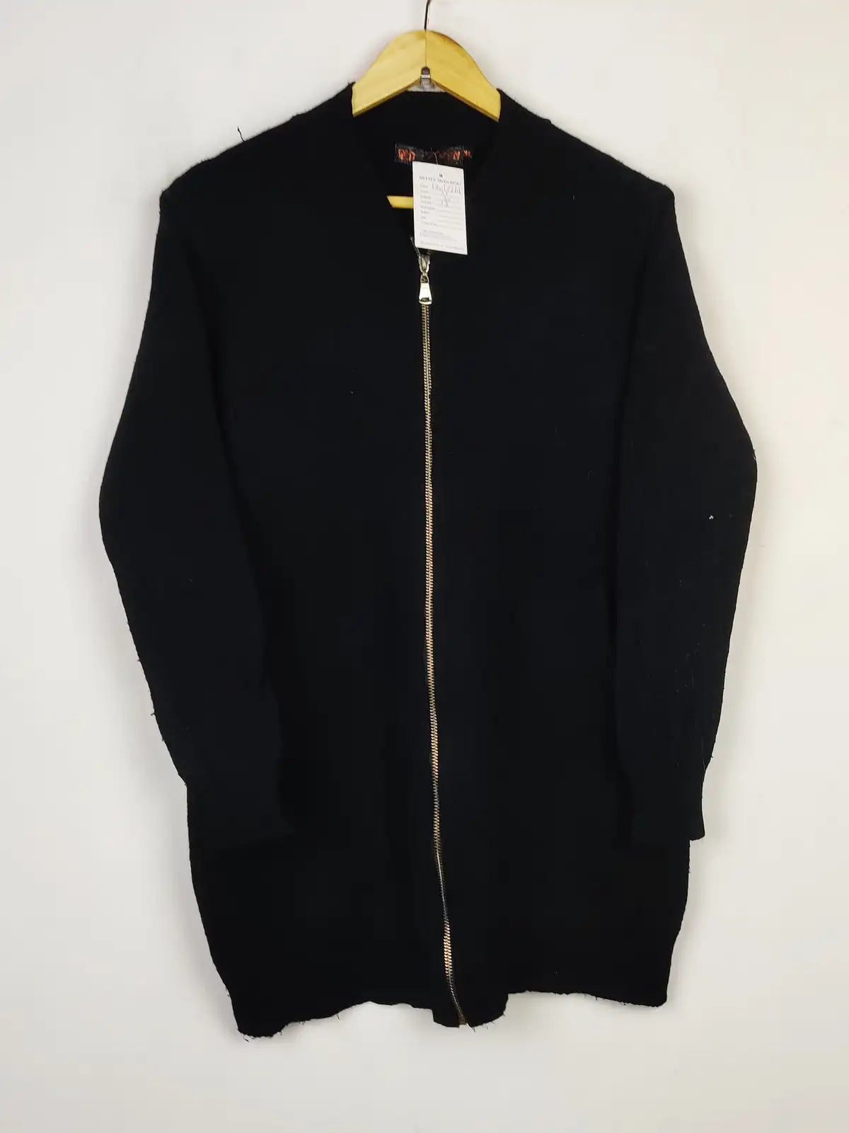 Buy online pre-used pre-loved 100% authentic & Original branded Qed London (LS-13761) available in Pakistan. Top international brands avilable.