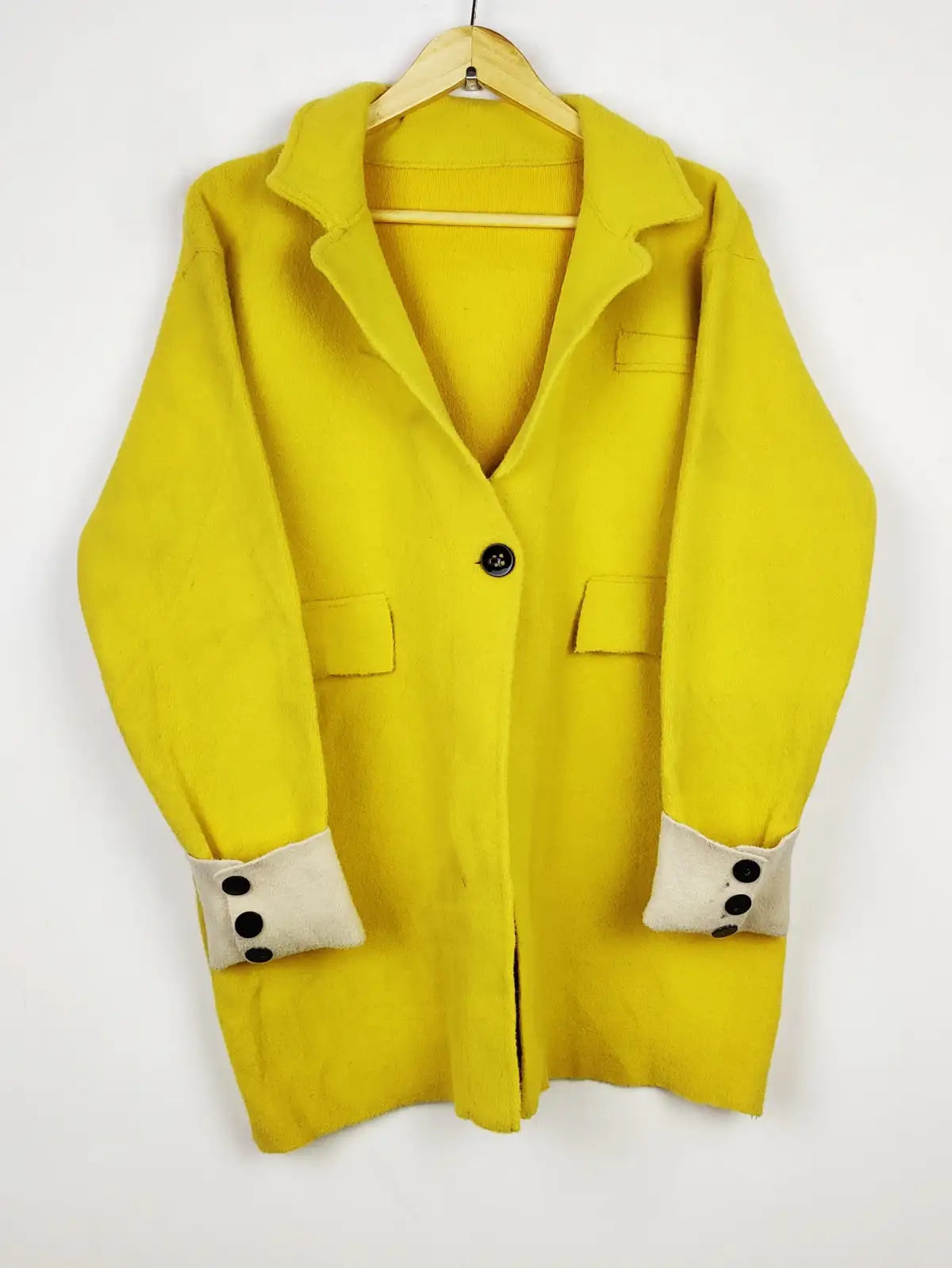 Buy online pre-used pre-loved 100% authentic & Original branded Unknown Brand (LS-13835) available in Pakistan. Top international brands avilable.