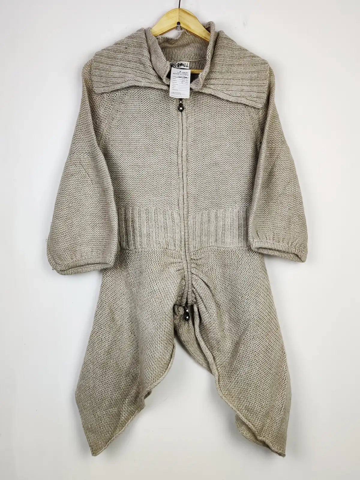 Buy online pre-used pre-loved 100% authentic & Original branded Unknown Brand (LS-14880) available in Pakistan. Top international brands avilable.