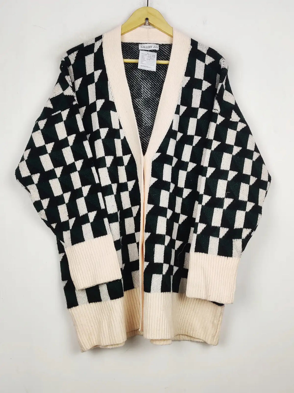 Buy online pre-used pre-loved 100% authentic & Original branded Gallery (LS-16318) available in Pakistan. Top international brands avilable.