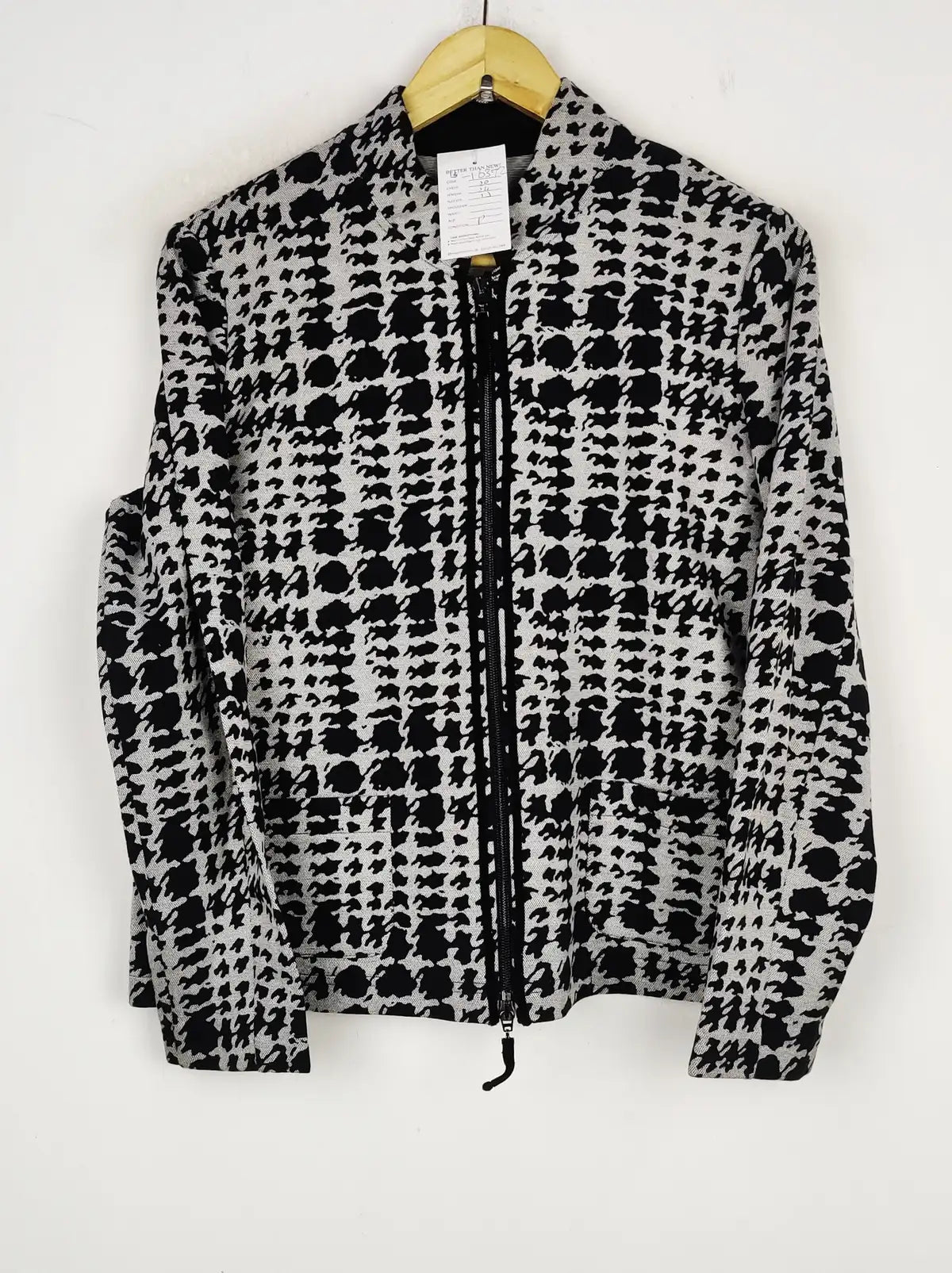 Buy online pre-used pre-loved 100% authentic & Original branded Unknown Brand (LS-16372) available in Pakistan. Top international brands avilable.