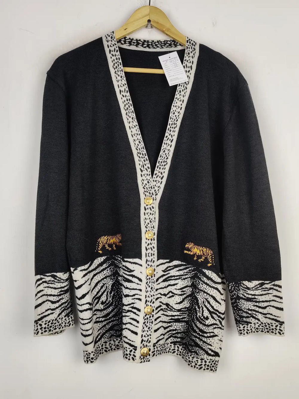 Buy online pre-used pre-loved 100% authentic & Original branded Unknown Brand (LS-16474) available in Pakistan. Top international brands avilable.