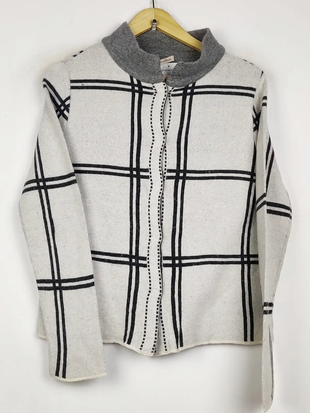 Buy online pre-used pre-loved 100% authentic & Original branded Maria Bellentani (LS-17070) available in Pakistan. Top international brands avilable.