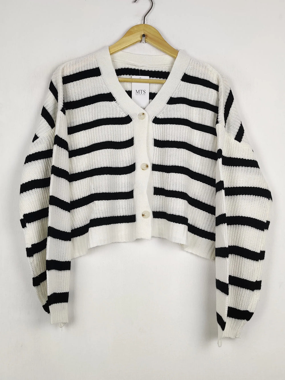 Buy online pre-used pre-loved 100% authentic & Original branded Unknown Brand (LS-17482) available in Pakistan. Top international brands avilable.