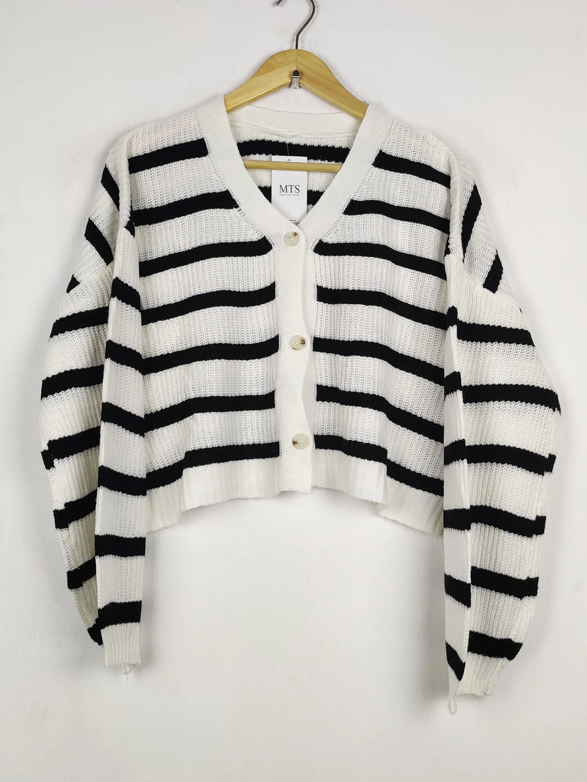 Buy online pre-used pre-loved 100% authentic & Original branded Unknown Brand (LS-17482) available in Pakistan. Top international brands avilable.