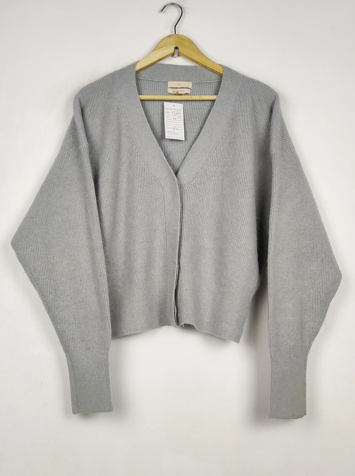 Buy online pre-used pre-loved 100% authentic & Original branded H&M (LS-17523) available in Pakistan. Top international brands avilable.
