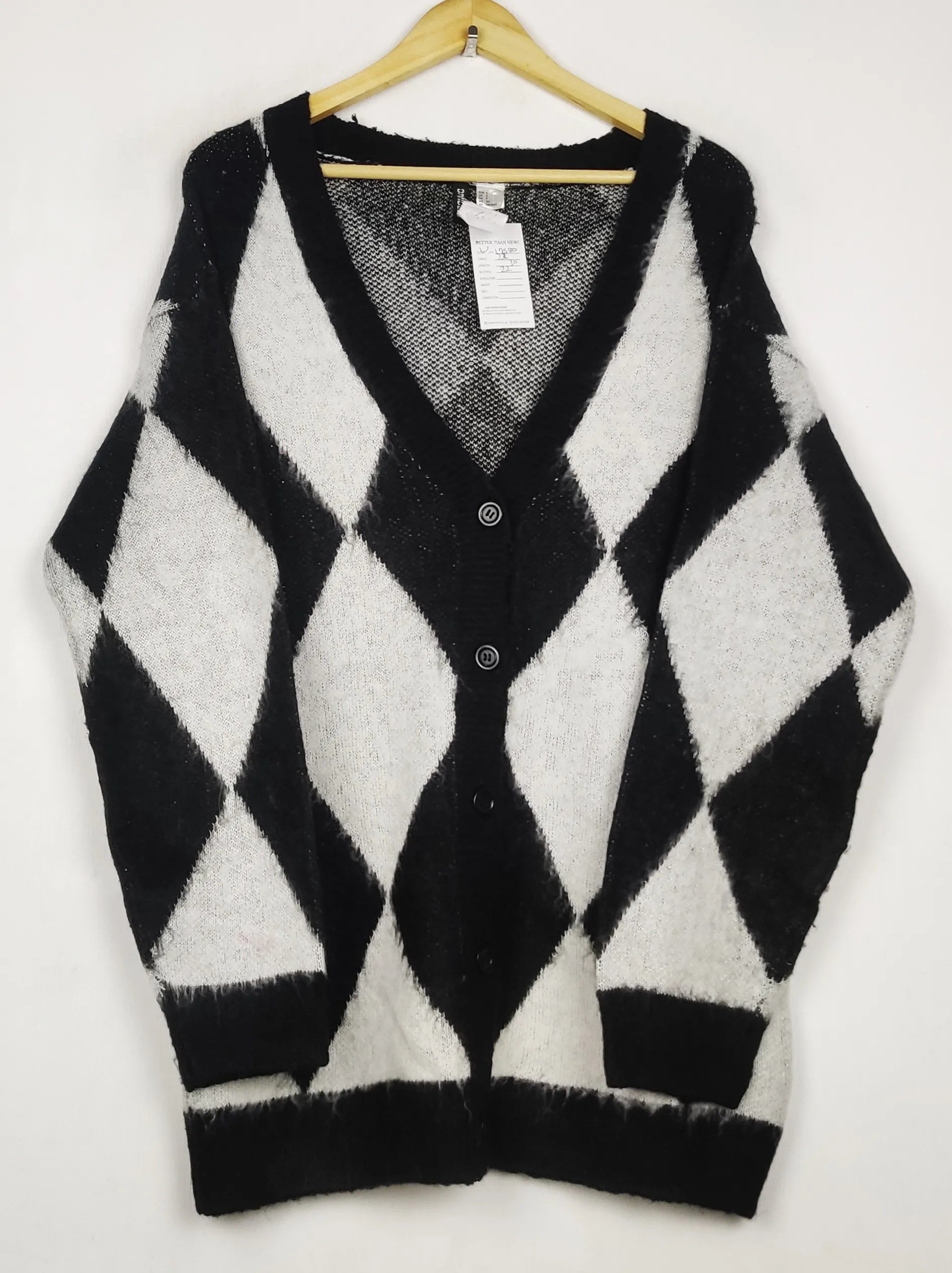 Buy online pre-used pre-loved 100% authentic & Original branded H&M (LS-17580) available in Pakistan. Top international brands avilable.