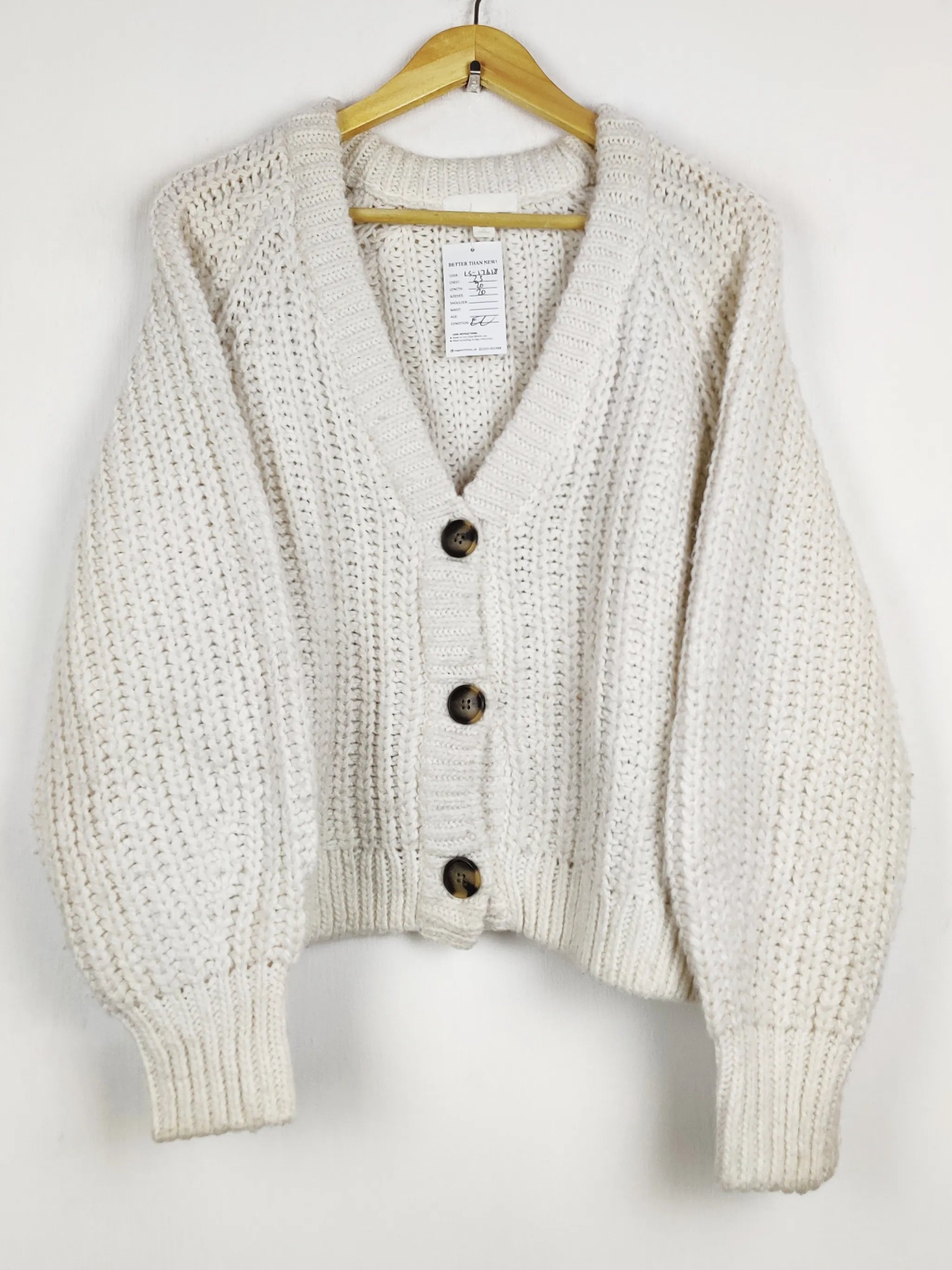 Buy online pre-used pre-loved 100% authentic & Original branded H&M (LS-17618) available in Pakistan. Top international brands avilable.