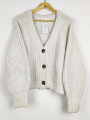 Buy online pre-used pre-loved 100% authentic & Original branded H&M (LS-17618) available in Pakistan. Top international brands avilable.