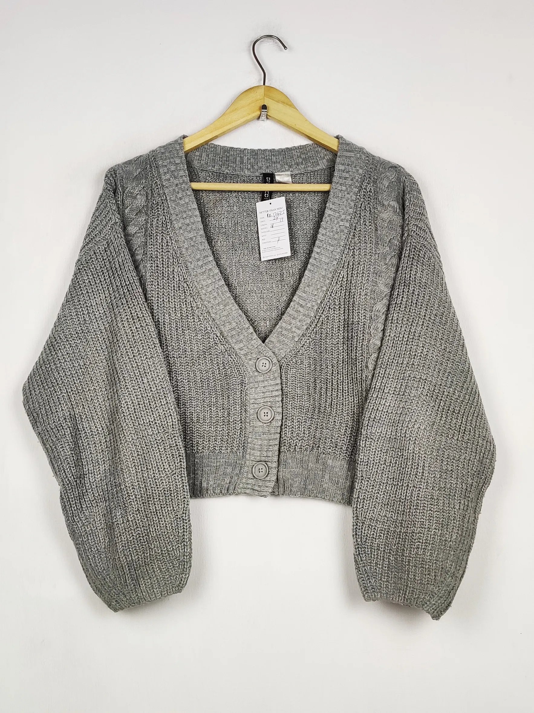 Buy online pre-used pre-loved 100% authentic & Original branded H&M (LS-17676) available in Pakistan. Top international brands avilable.