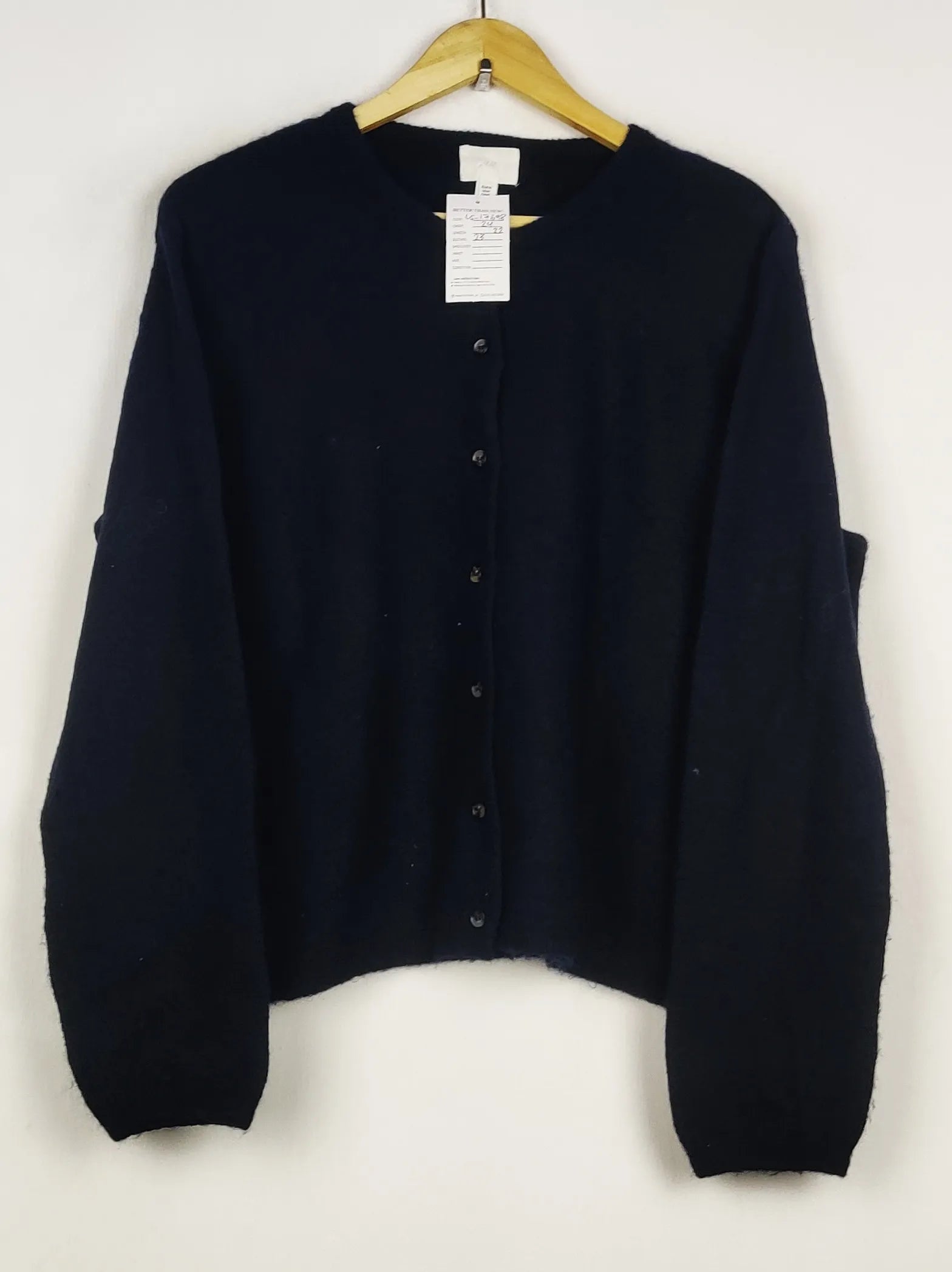 Buy online pre-used pre-loved 100% authentic & Original branded H&M (LS-17698) available in Pakistan. Top international brands avilable.