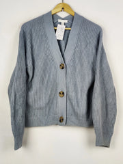 Buy online pre-used pre-loved 100% authentic & Original branded H&M (LS-17761) available in Pakistan. Top international brands avilable.