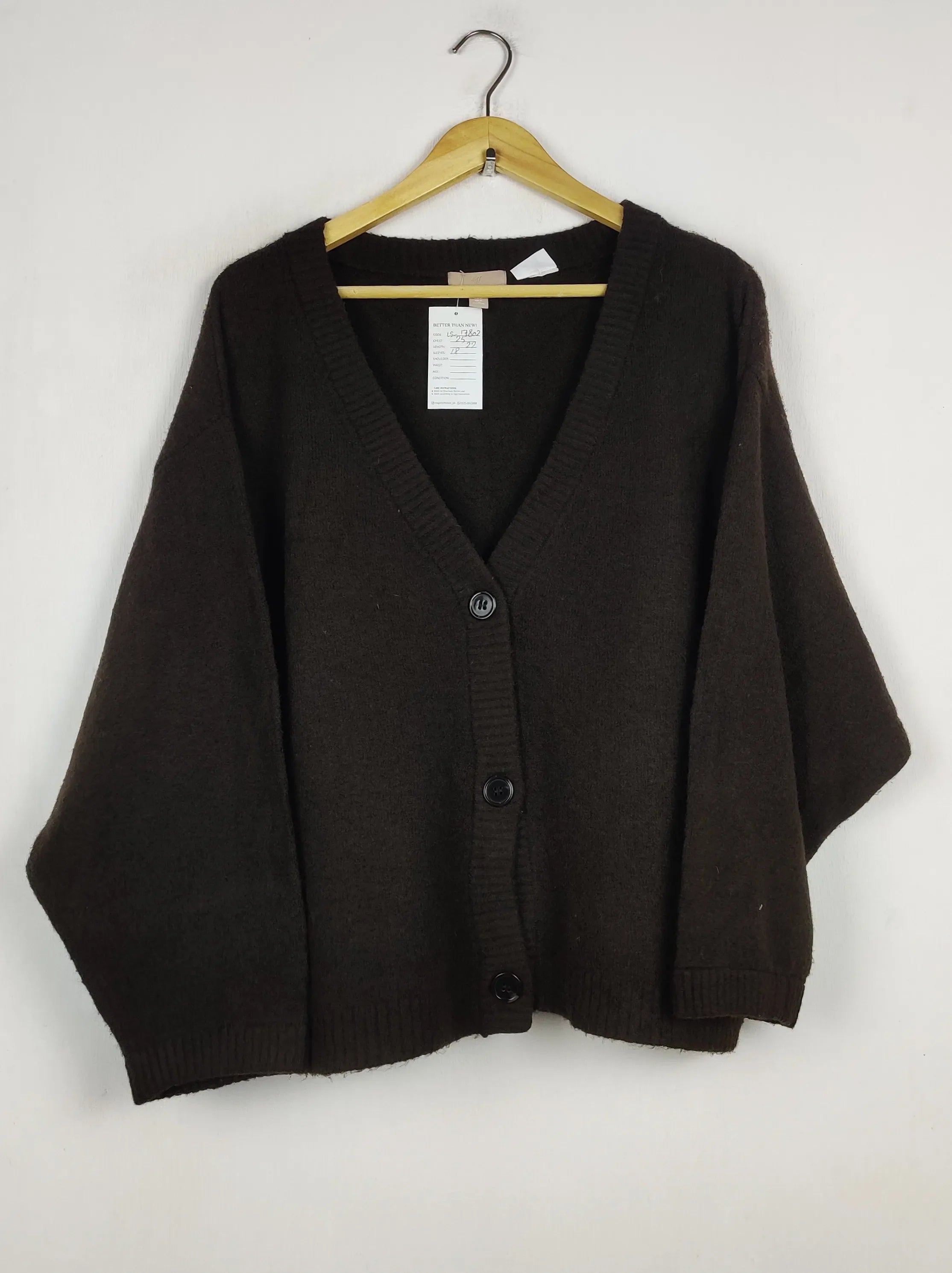 Buy online pre-used pre-loved 100% authentic & Original branded H&M (LS-17802) available in Pakistan. Top international brands avilable.