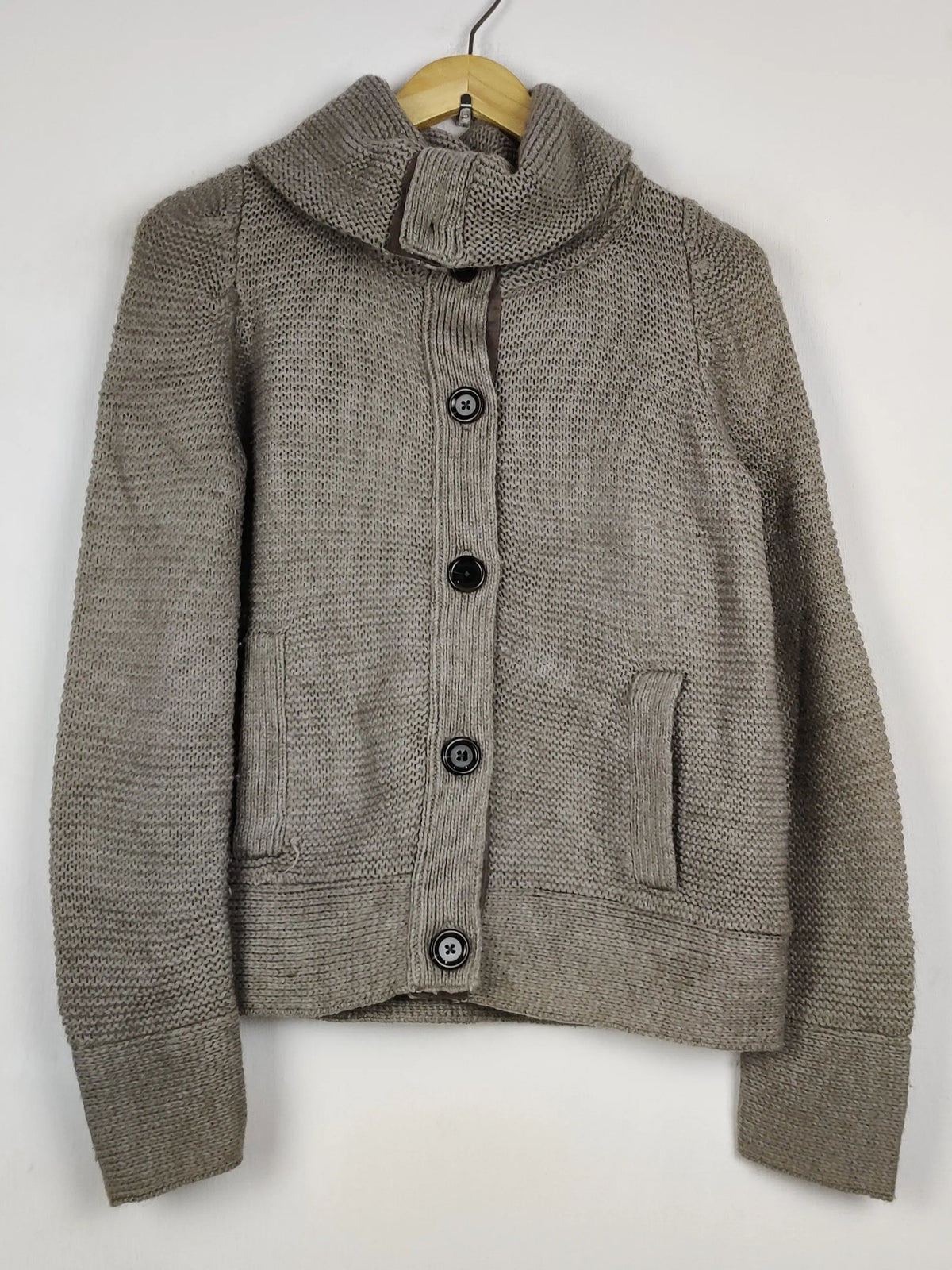 Buy online pre-used pre-loved 100% authentic & Original branded Gap (LS-17808) available in Pakistan. Top international brands avilable.