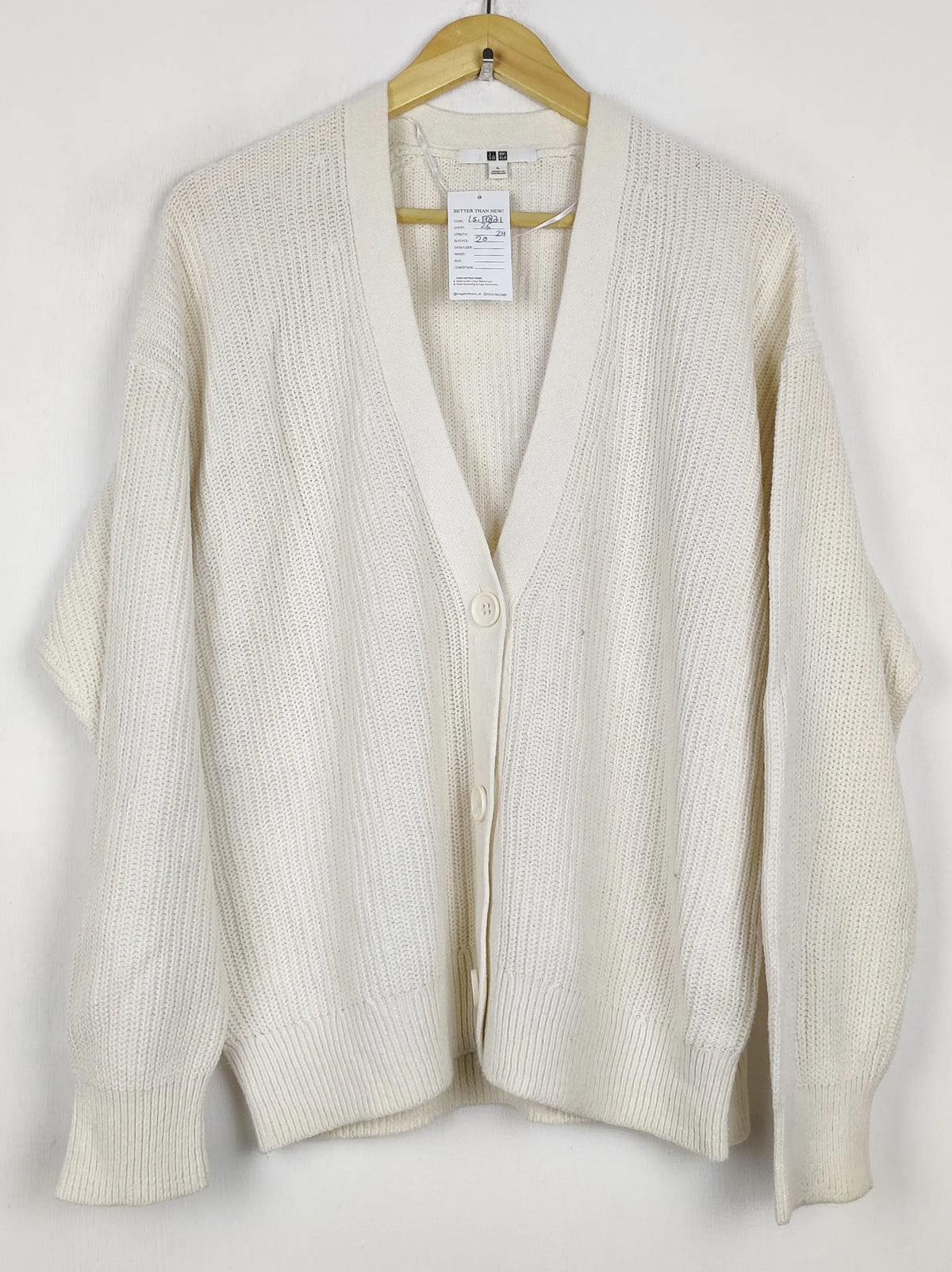 Buy online pre-used pre-loved 100% authentic & Original branded Uniqlo (LS-17821) available in Pakistan. Top international brands avilable.