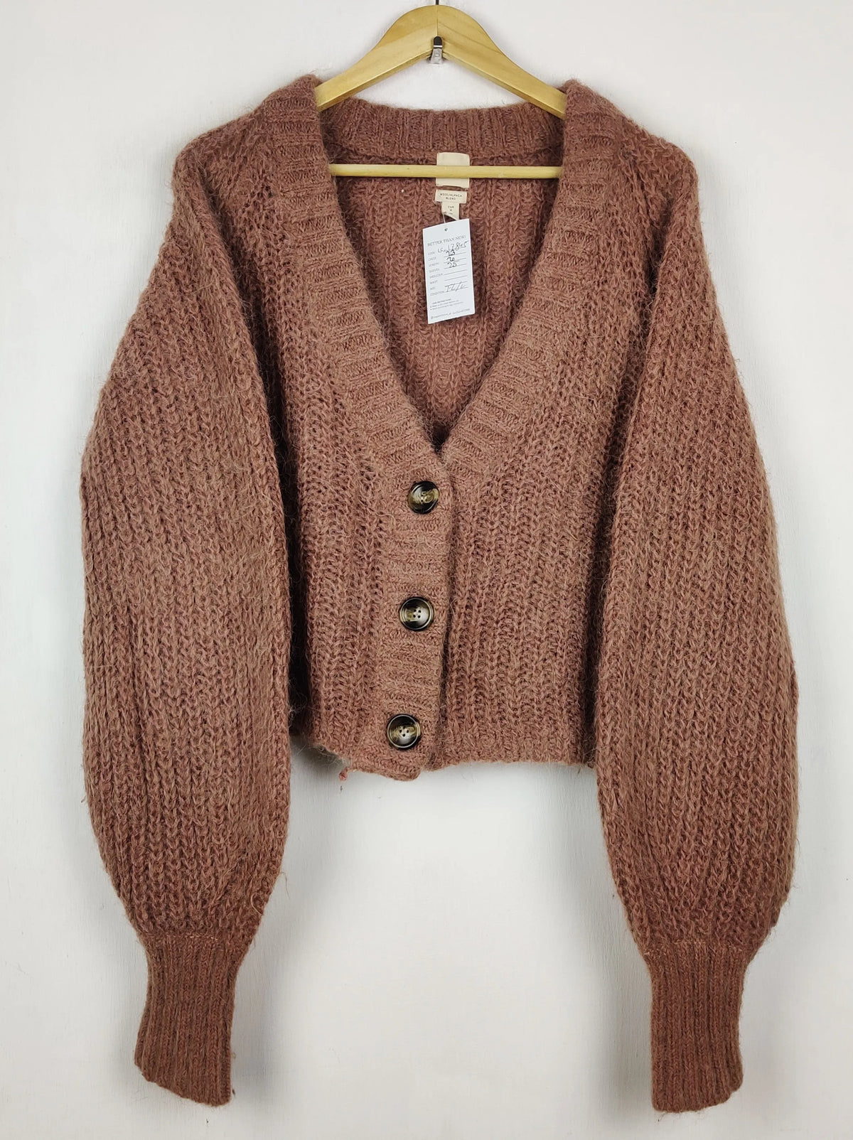 Buy online pre-used pre-loved 100% authentic & Original branded H&M (LS-17845) available in Pakistan. Top international brands avilable.