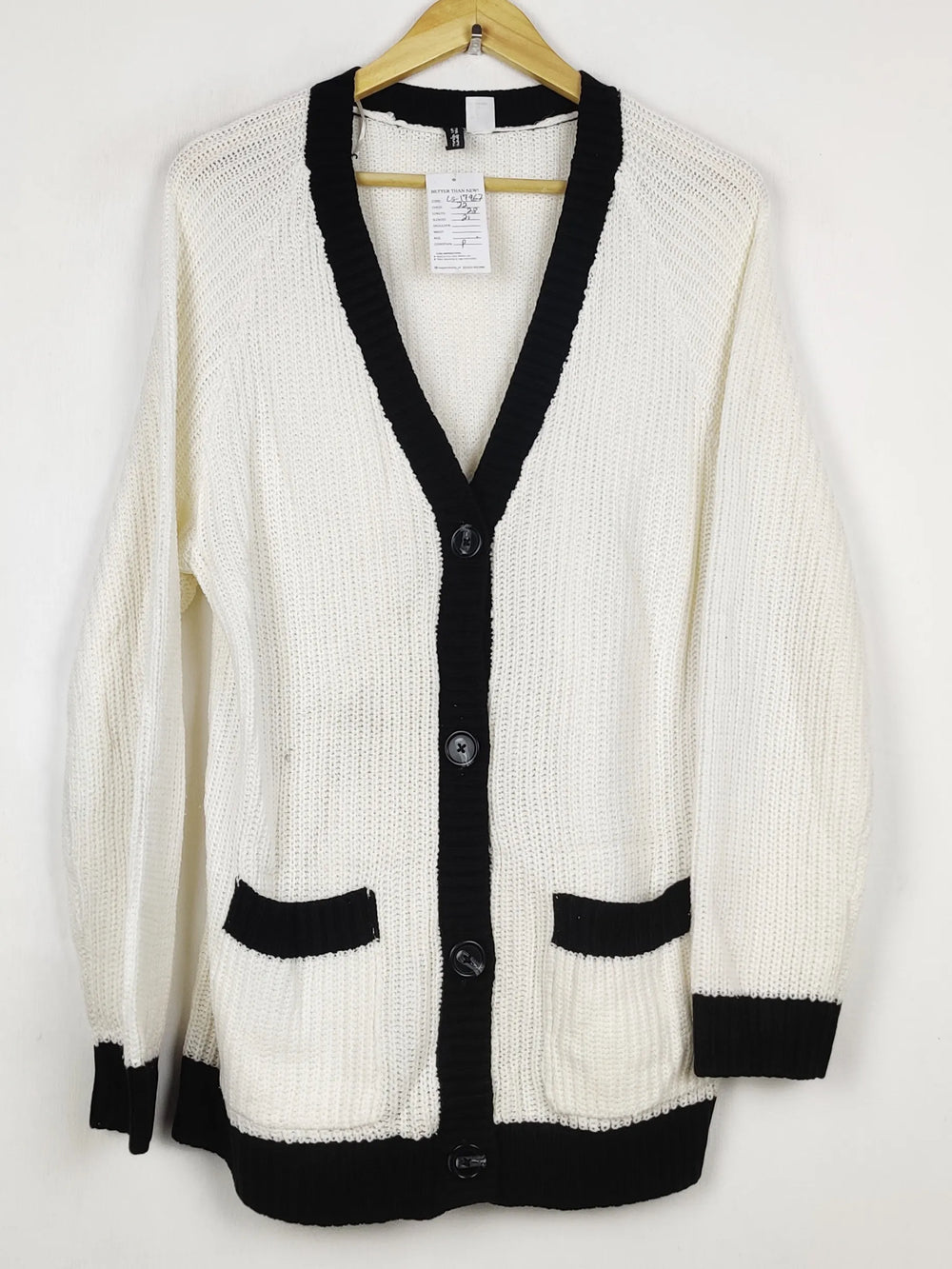 Buy online pre-used pre-loved 100% authentic & Original branded H&M (LS-17967) available in Pakistan. Top international brands avilable.