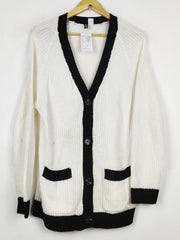 Buy online pre-used pre-loved 100% authentic & Original branded H&M (LS-17967) available in Pakistan. Top international brands avilable.