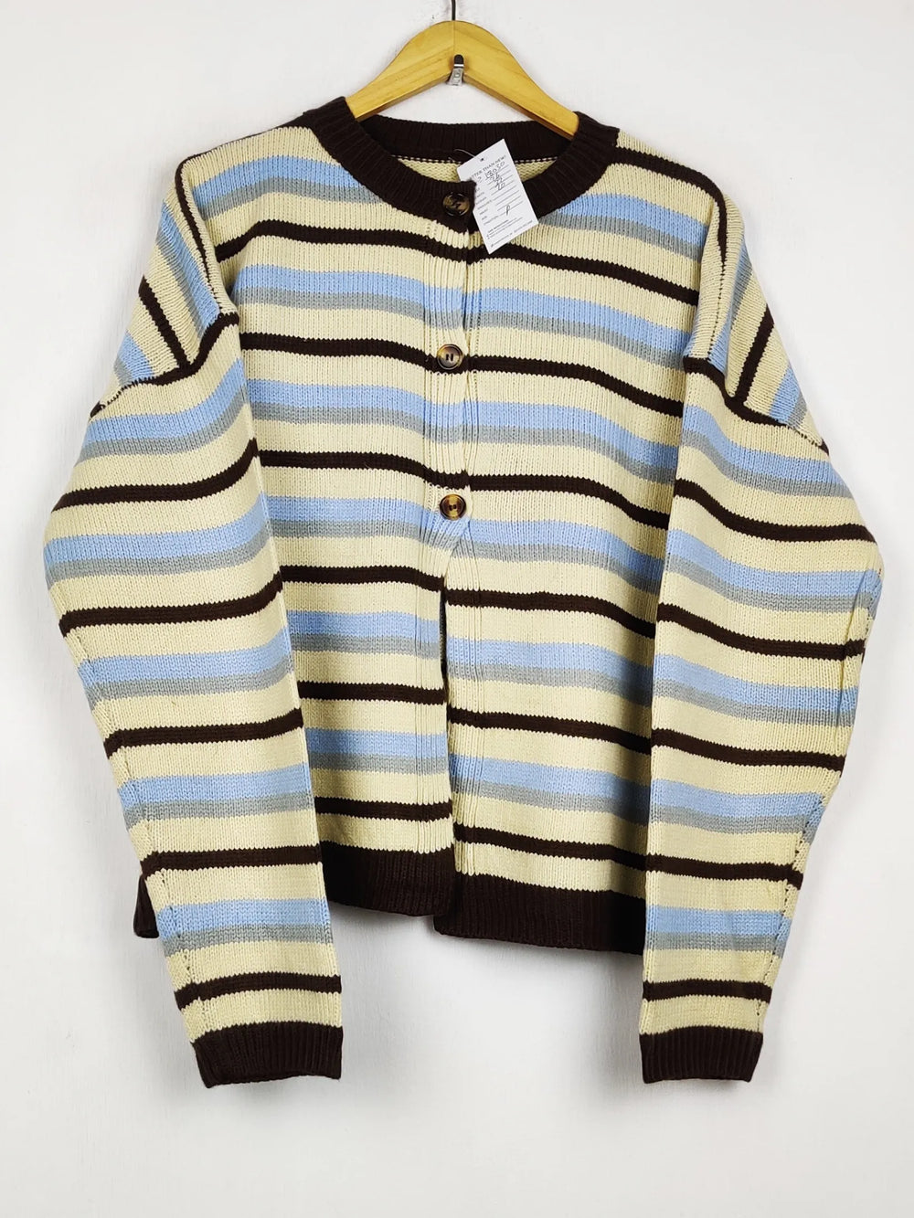 Buy online pre-used pre-loved 100% authentic & Original branded Unknown Brand (LS-18030) available in Pakistan. Top international brands avilable.