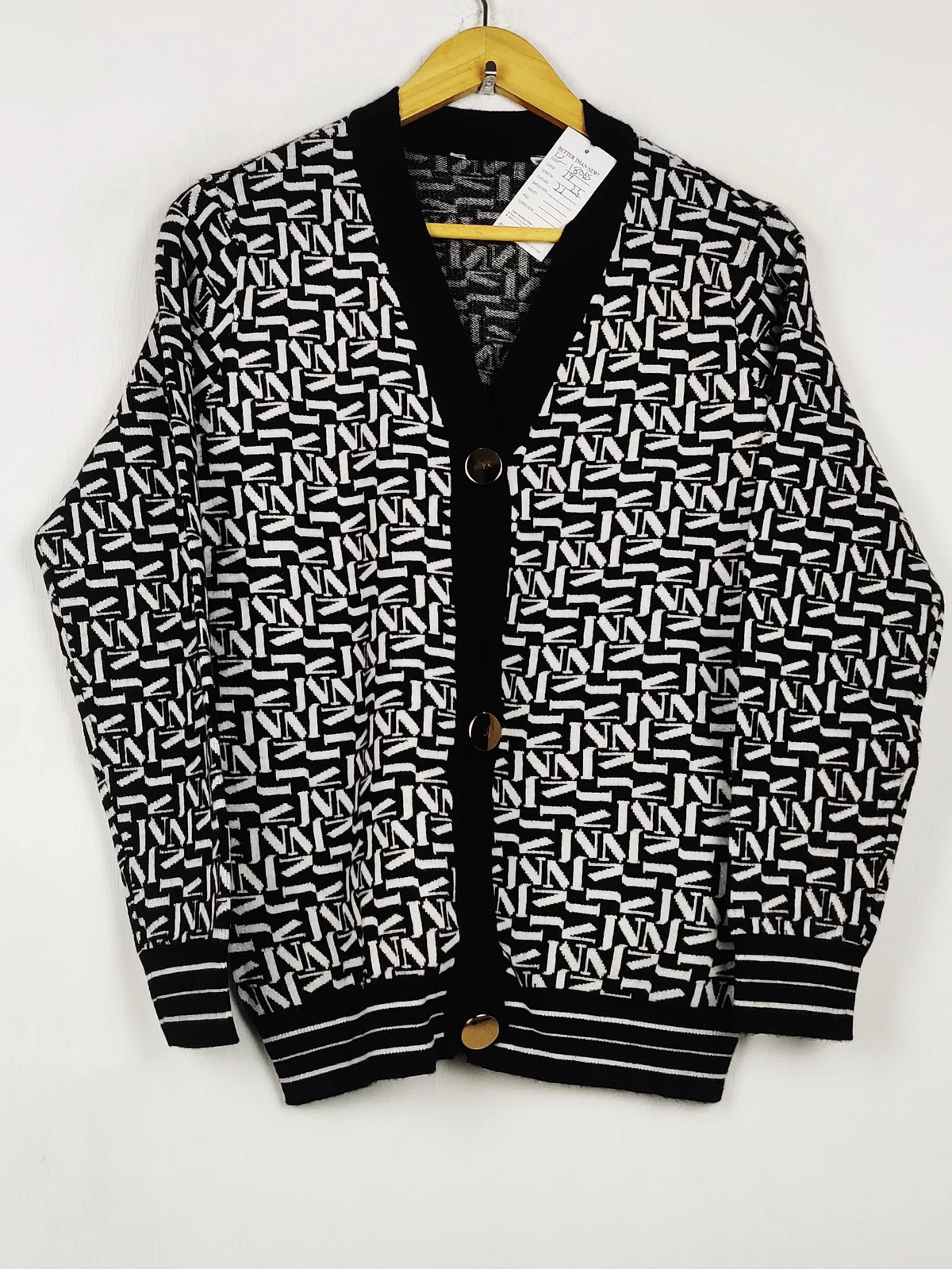 Buy online pre-used pre-loved 100% authentic & Original branded Unknown Brand (LS-18065) available in Pakistan. Top international brands avilable.